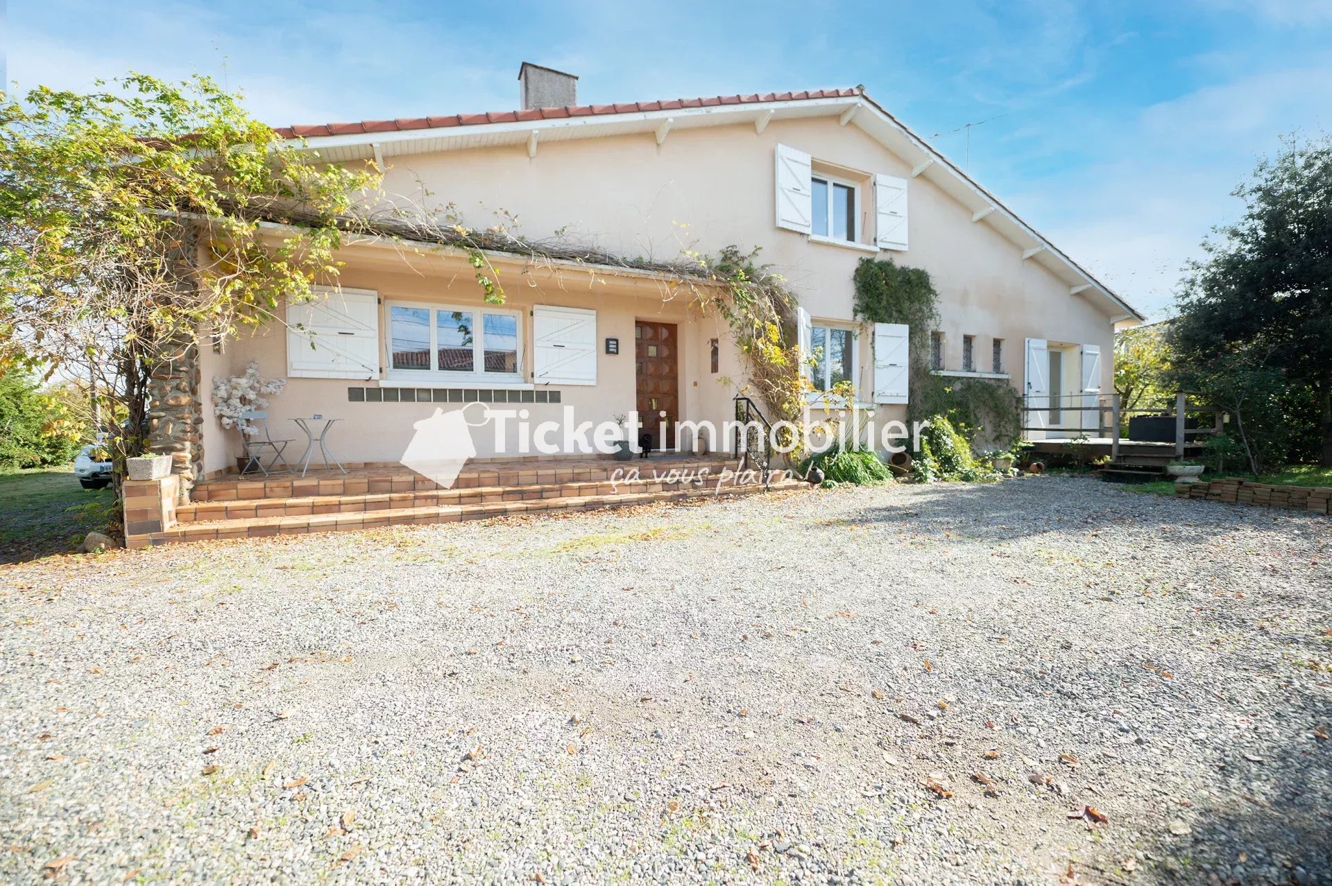 MAISON T9 203m2 RÉNOVÉE ET D'EXCEPTION AVEC TRIPLE GARAGE, POMPE A CHALEUR, TERRAIN DE 1636m2 ...