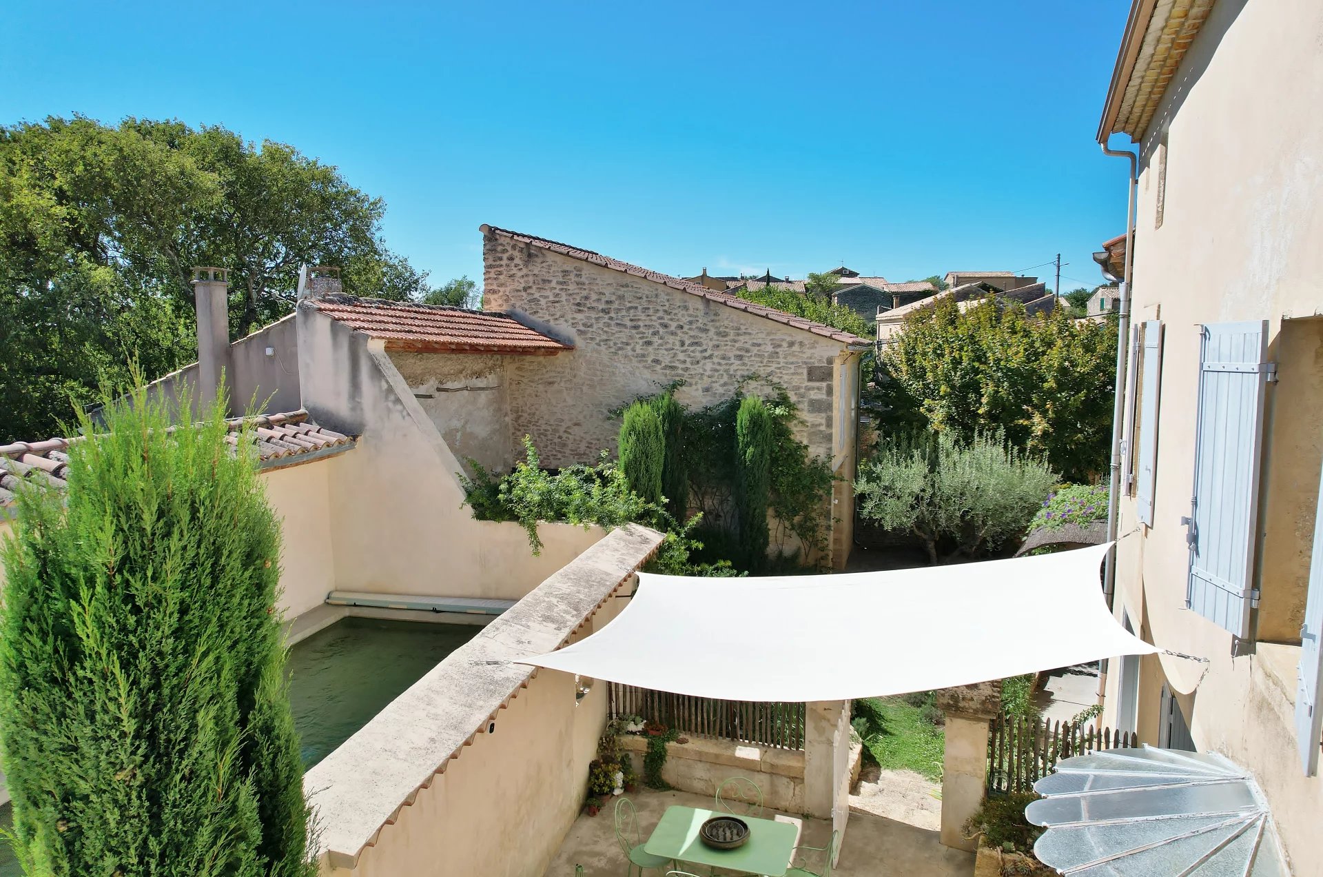Maison de village avec jardin, bassin de nage et dépendance...