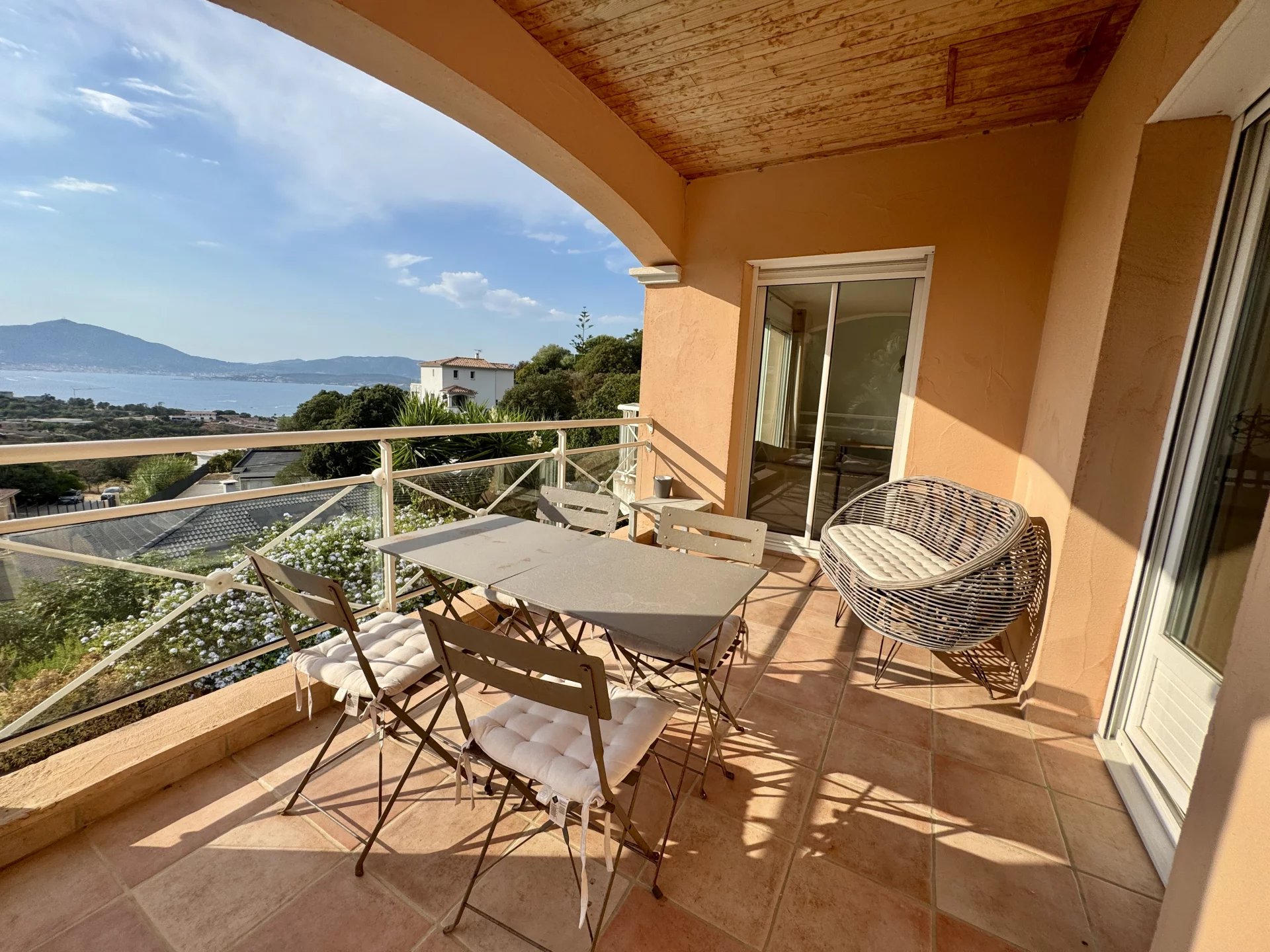 PORTICCIO – VILLA AVEC PISCINE ET VUE PANORAMIQUE SUR LE GOLFE D’AJACCIO