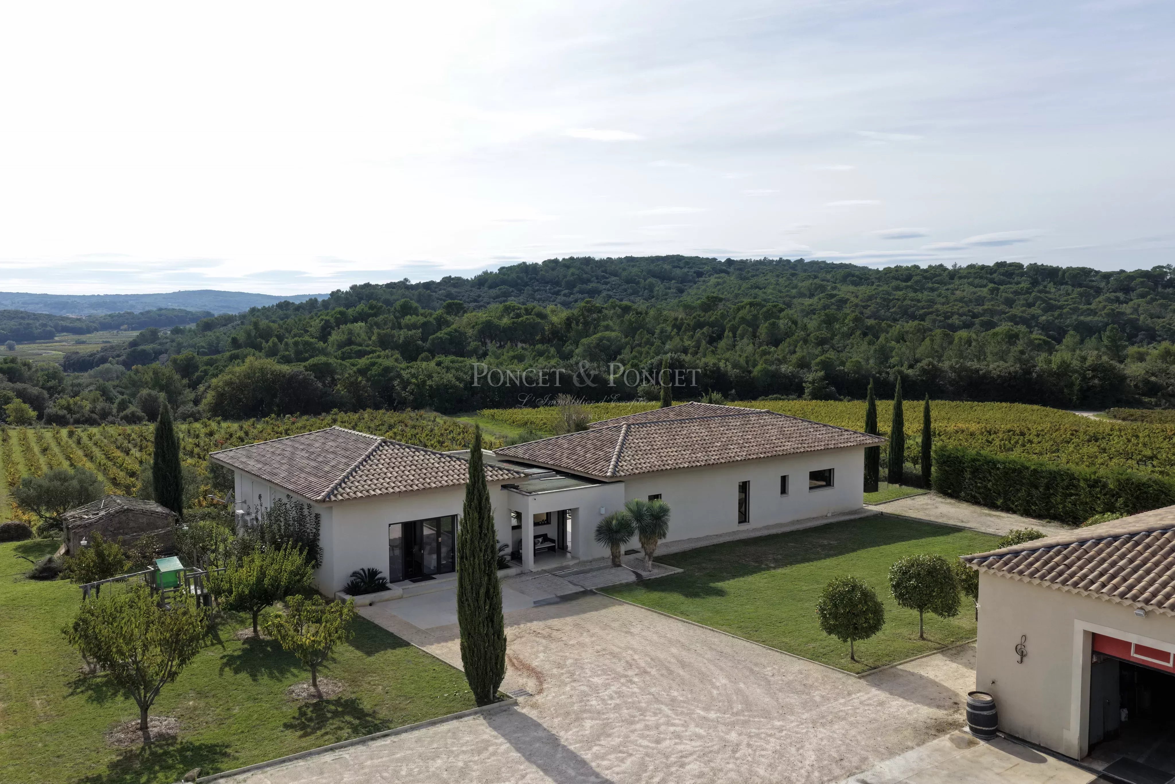 Villa contemporaine de plain pied avec avec vue panoramique sur les vignes et les collines environnantes