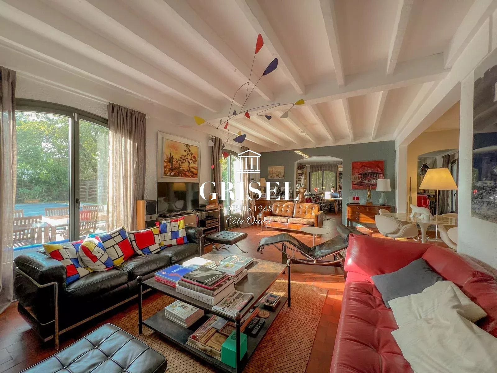 Spacious family home with pool in Petit Piquey