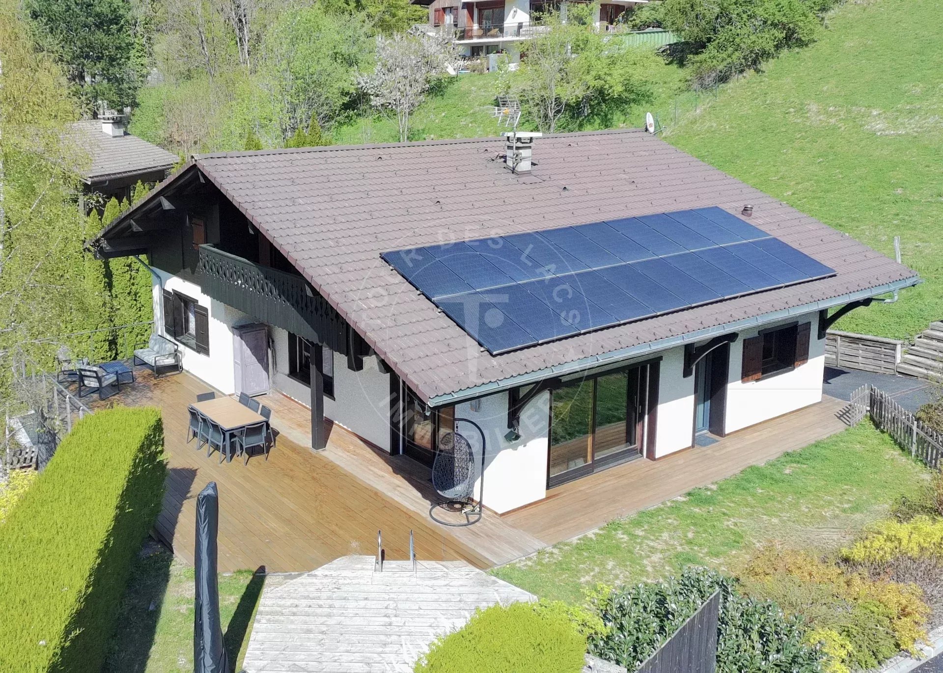Chalet de 195 m2 habitables au calme, premières hauteurs de Thônes