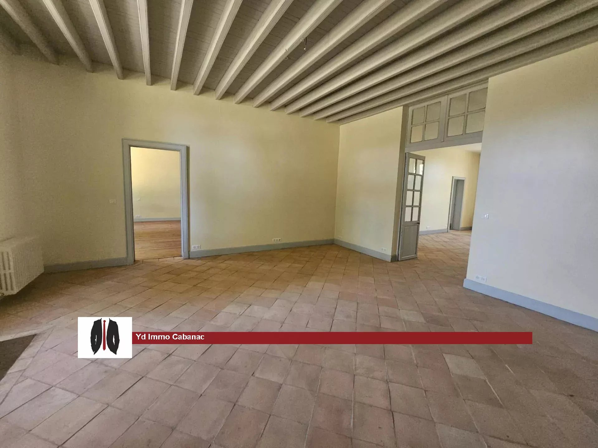 À LOUER – Propriété de caractère en pierre avec maison principale, maison de gardien et vaste terrain