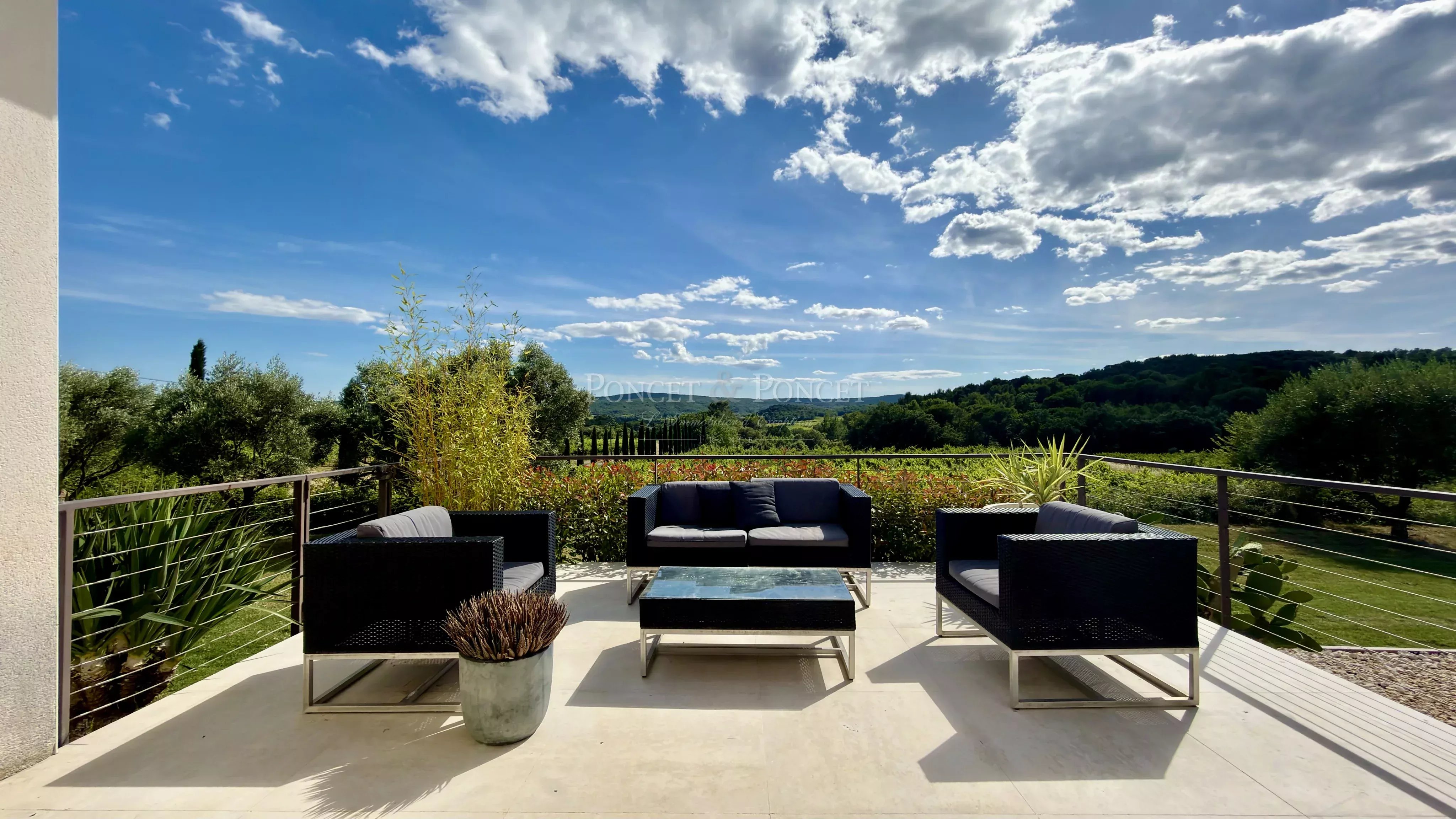 Villa contemporaine de plain pied avec avec vue panoramique sur les vignes et les collines environnantes