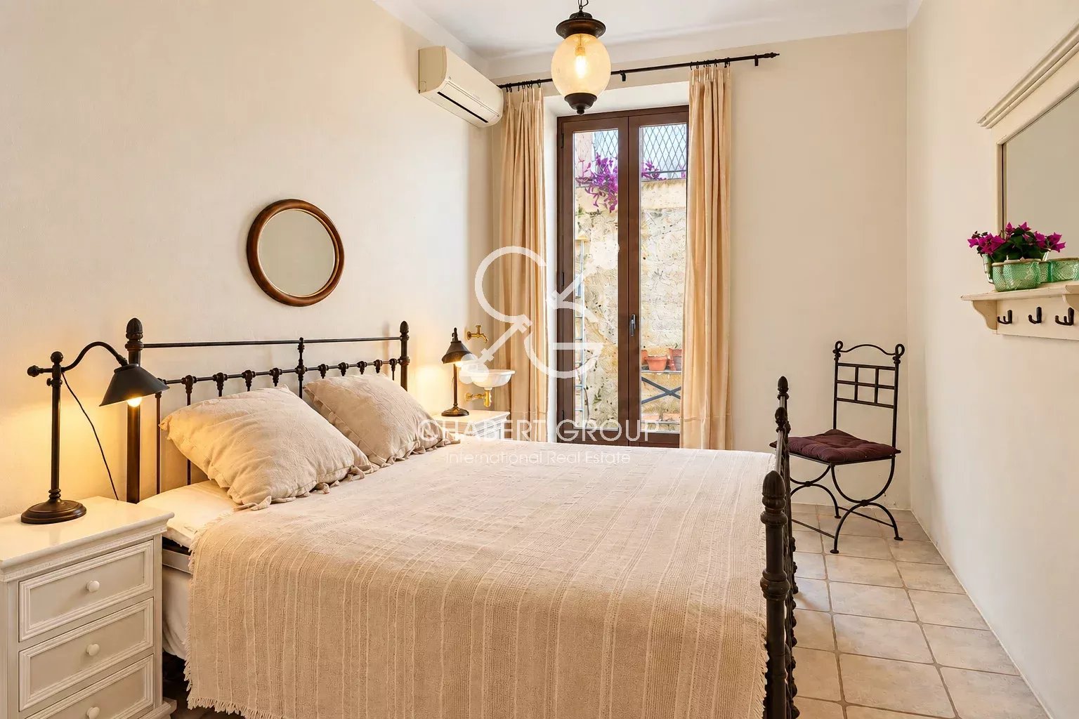 VILLEFRANCHE-SUR-MER – APPARTEMENT – 4 PIÈCES – 85 M² – TERRASSE DE 95 M² – STUDIO INDÉPENDANT DE 33 M² - GARAGE