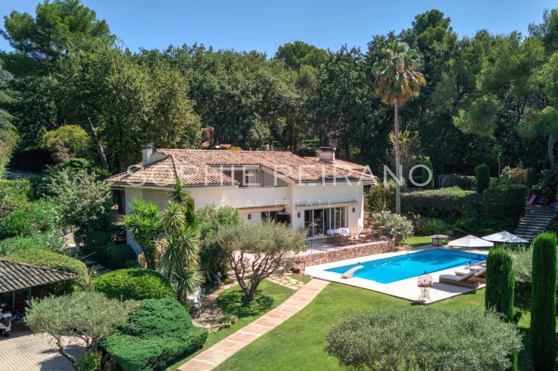 EXCLUSIVITÉ - VILLA NÉO-PROVENÇALE AVEC PISCINE