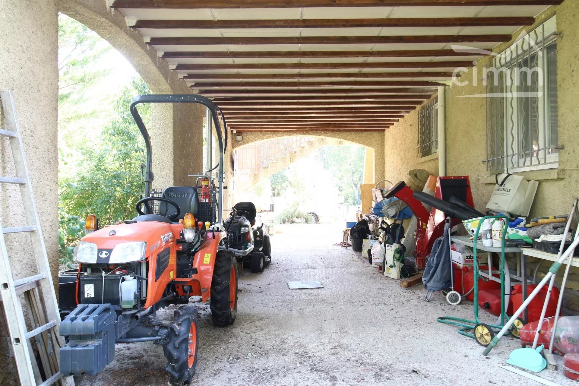 Villa of 212 m² of living space with an independent dwelling on a 5340 m² plot