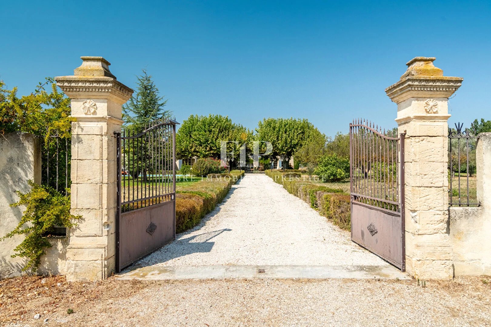 Mas/Magnanerie du XVIIIème siècle au coeur du Luberon - 490m2- Vues panoramiques proche Aix-en-Provence-Lourmarin et Avignon