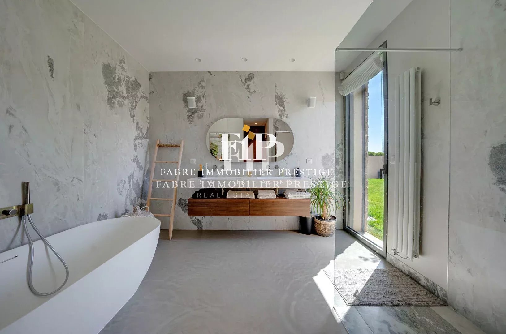 Maison contemporaine de 230m2 environ récente à 10min du centre d' Aix-en-Provence (sud/ouest)