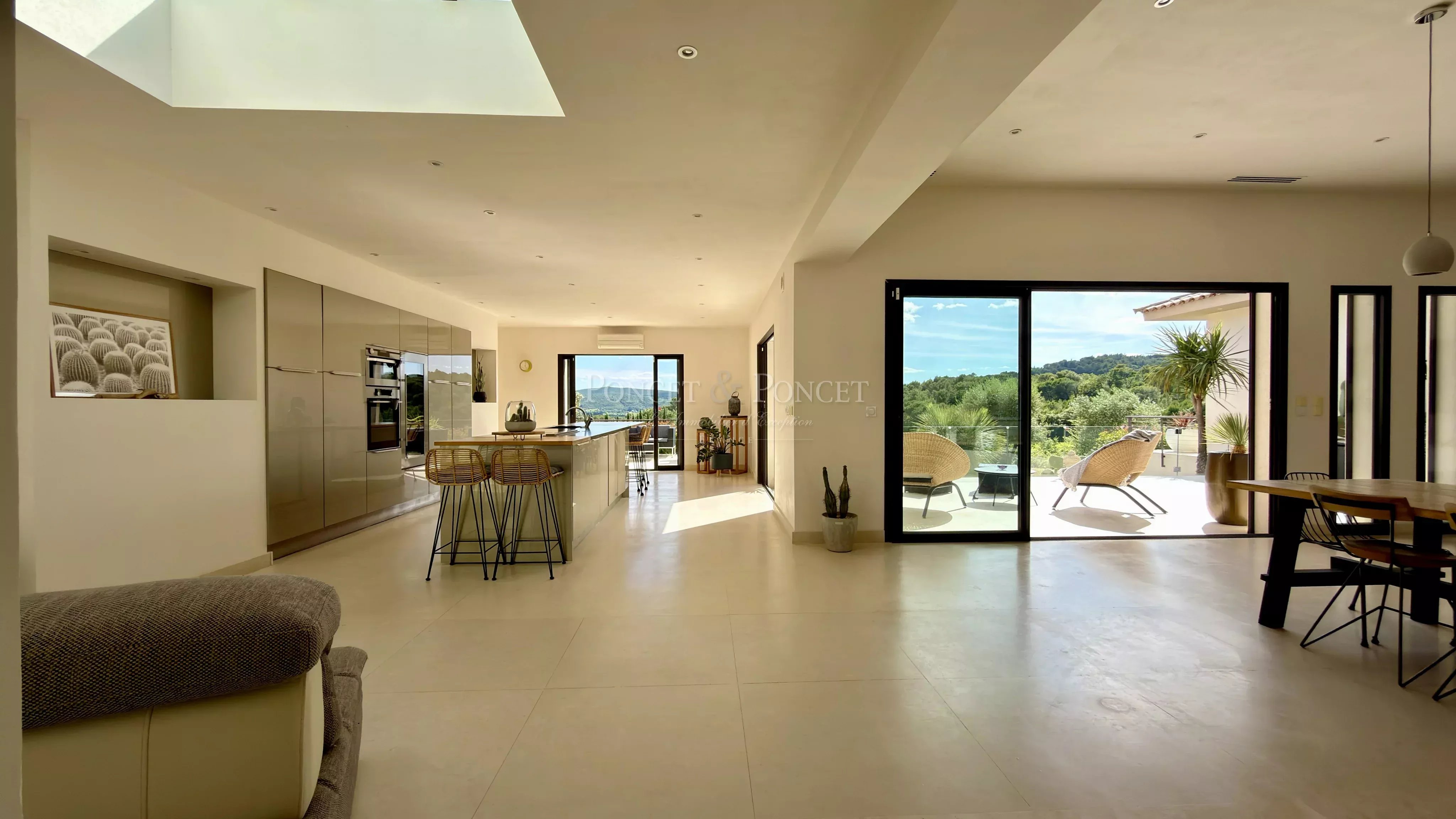 Villa contemporaine de plain pied avec avec vue panoramique sur les vignes et les collines environnantes