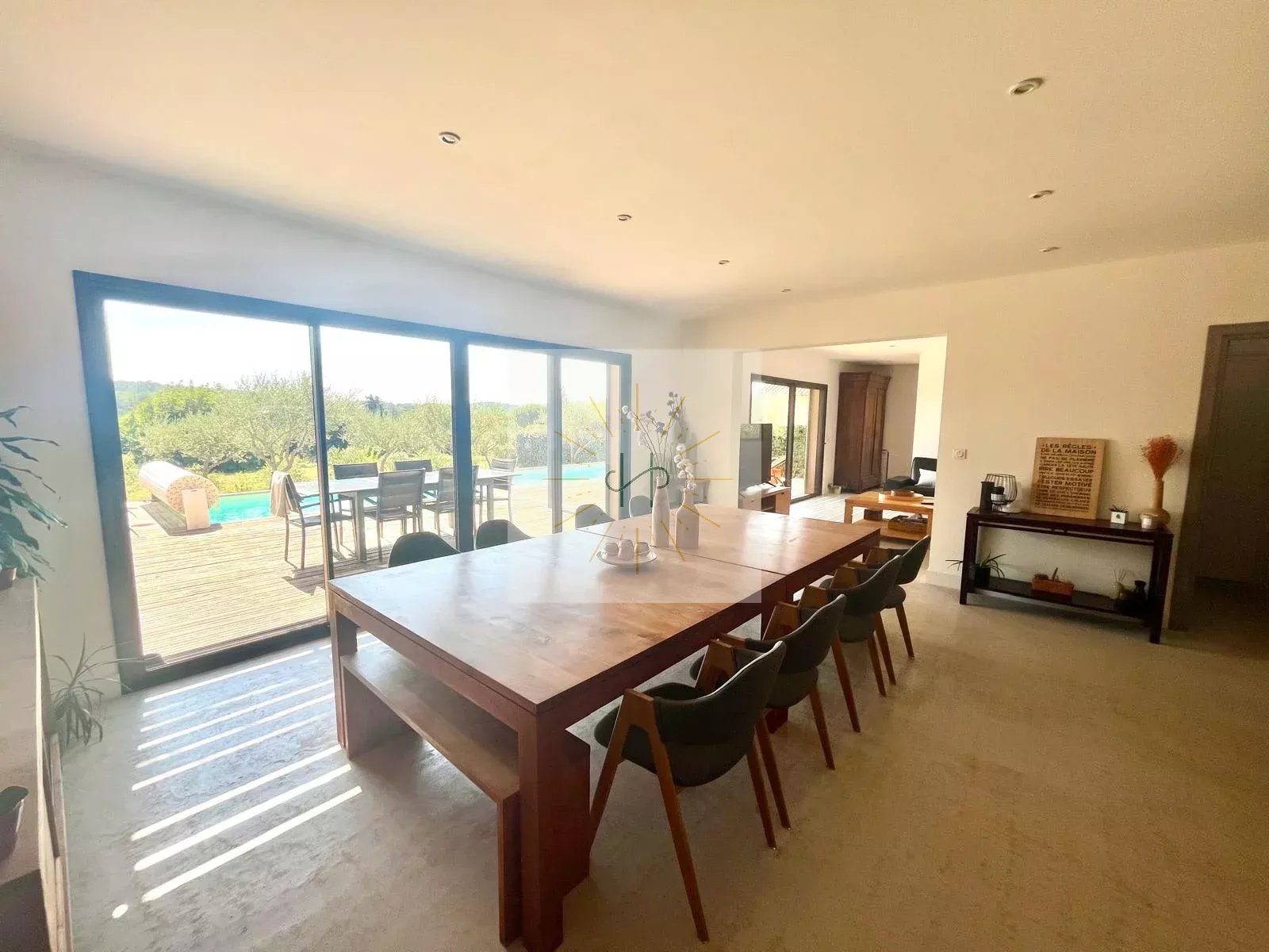 Villa contemporaine de plain-pied avec vue dégagée et piscine