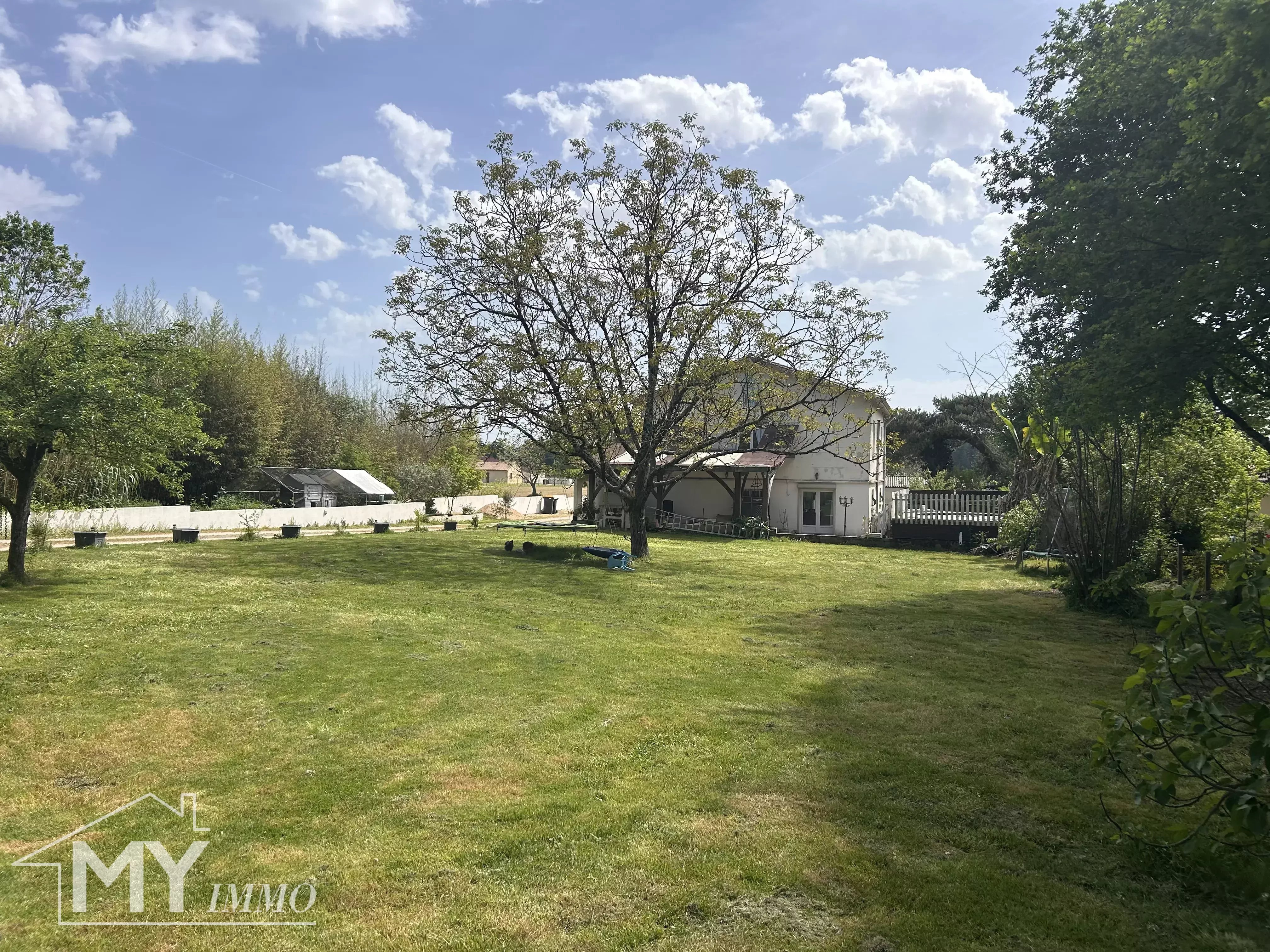 PRIGONRIEUX : Maison familiale avec piscine et grand terrain