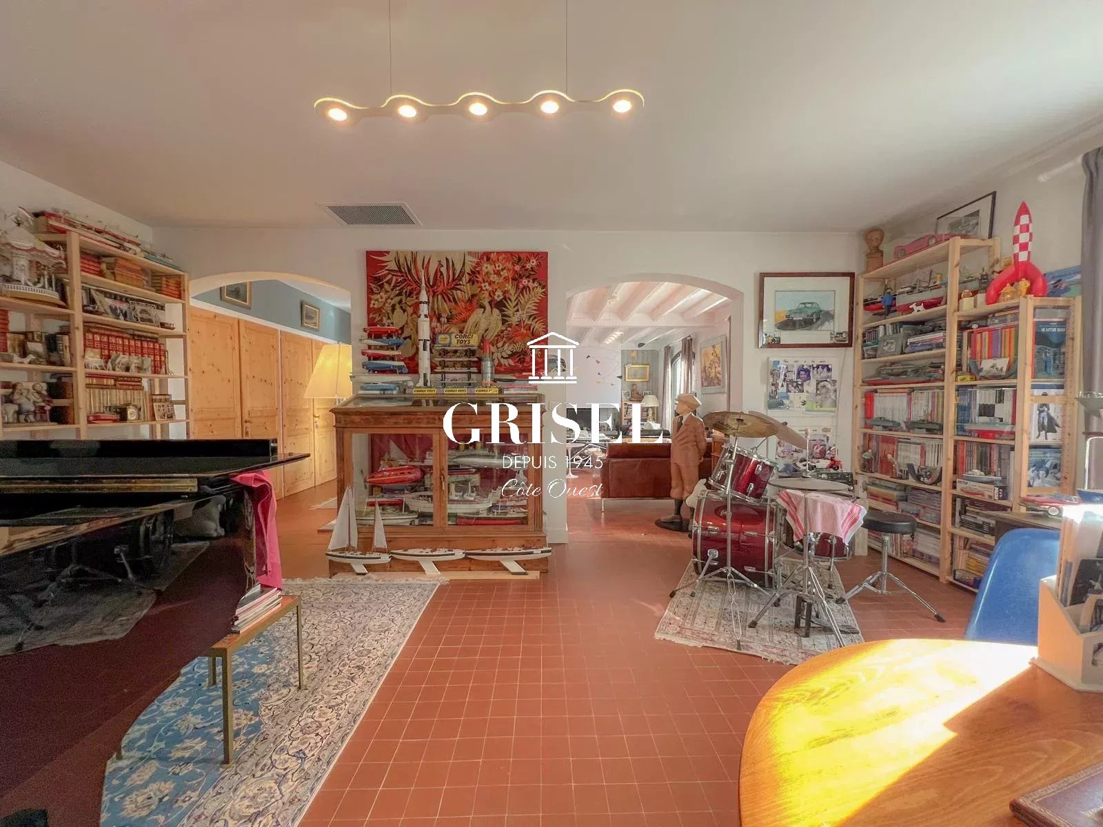 Spacious family home with pool in Petit Piquey