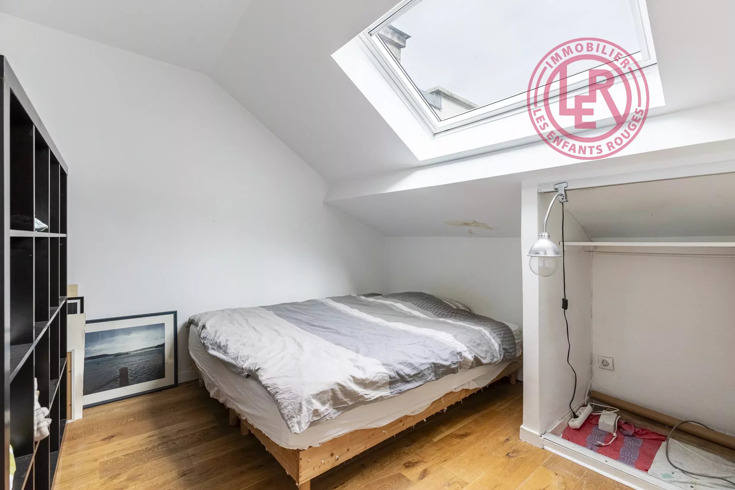 Paris 10th - Rue des Petites Ecuries - Top floor duplex with elevator