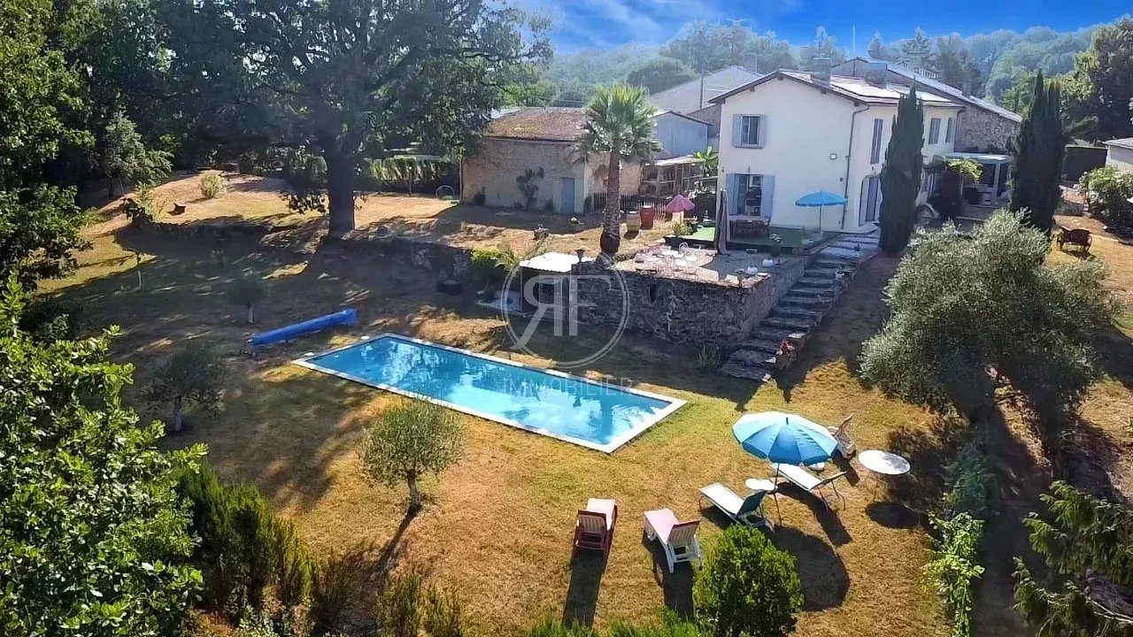 Maison familiale + dépendances avec jardin et piscine