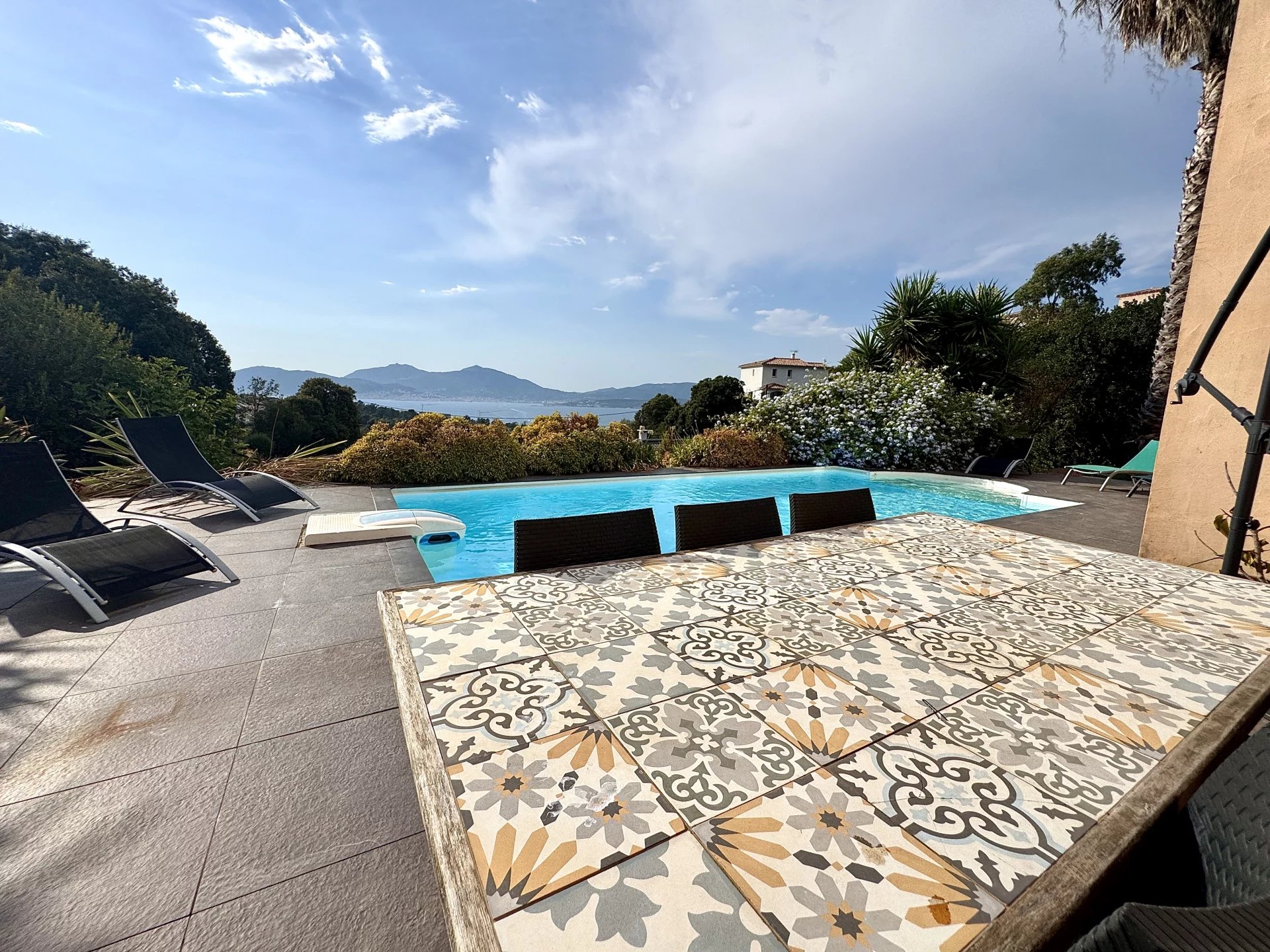 PORTICCIO – VILLA AVEC PISCINE ET VUE PANORAMIQUE SUR LE GOLFE D’AJACCIO