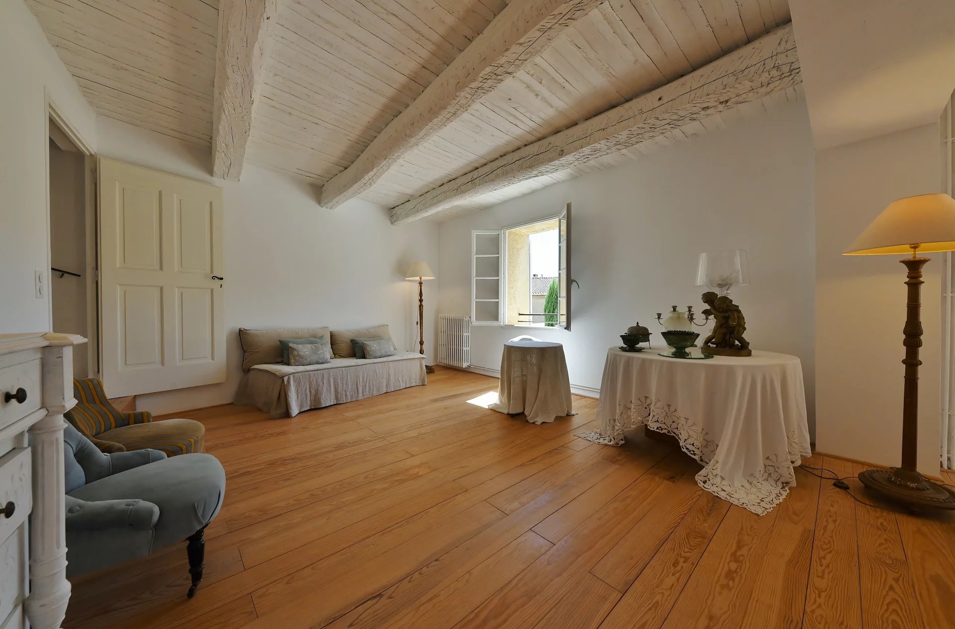 Maison de village avec jardin, bassin de nage et dépendance...