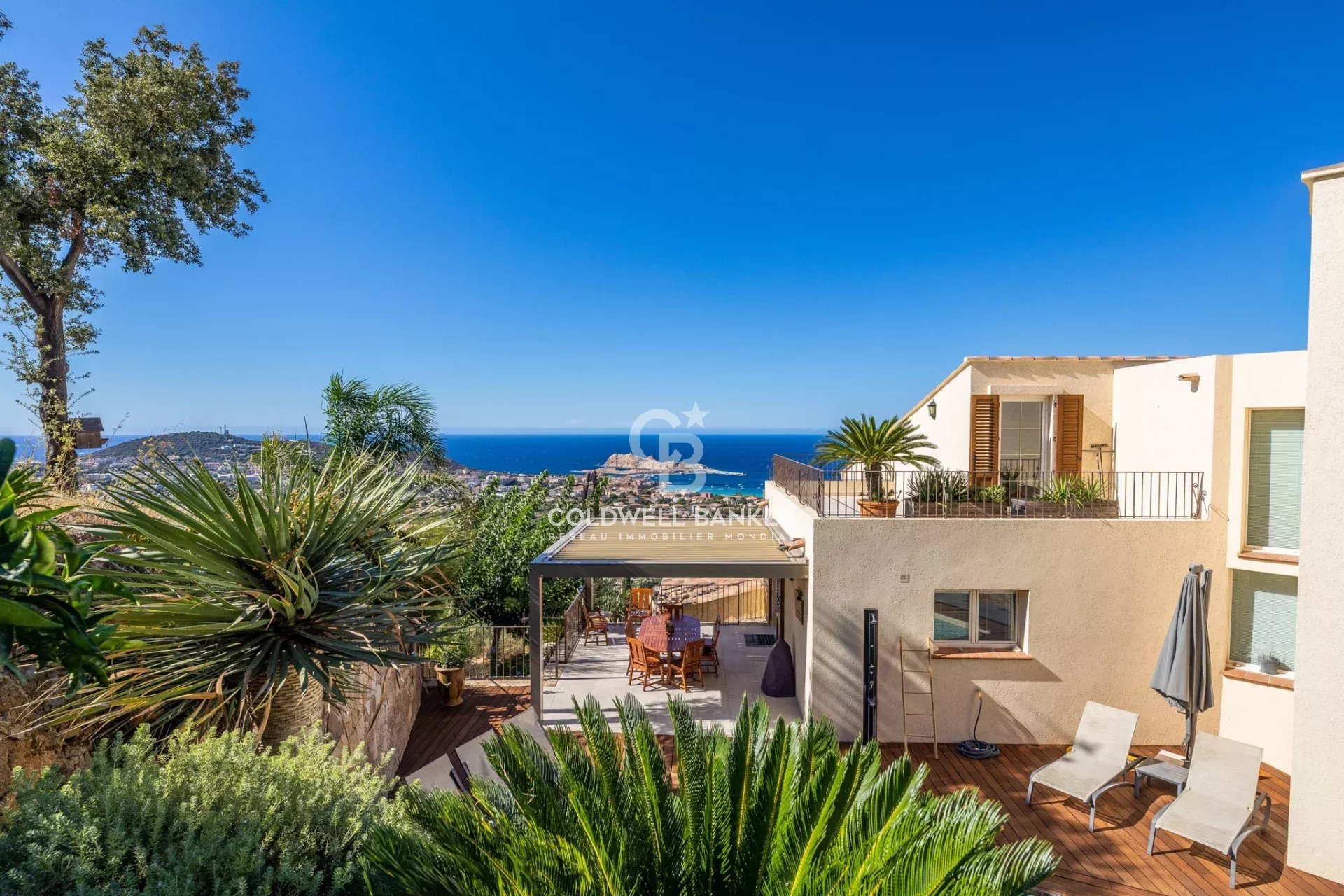 L'Île-Rousse – Exceptional villa facing the Pietra islands