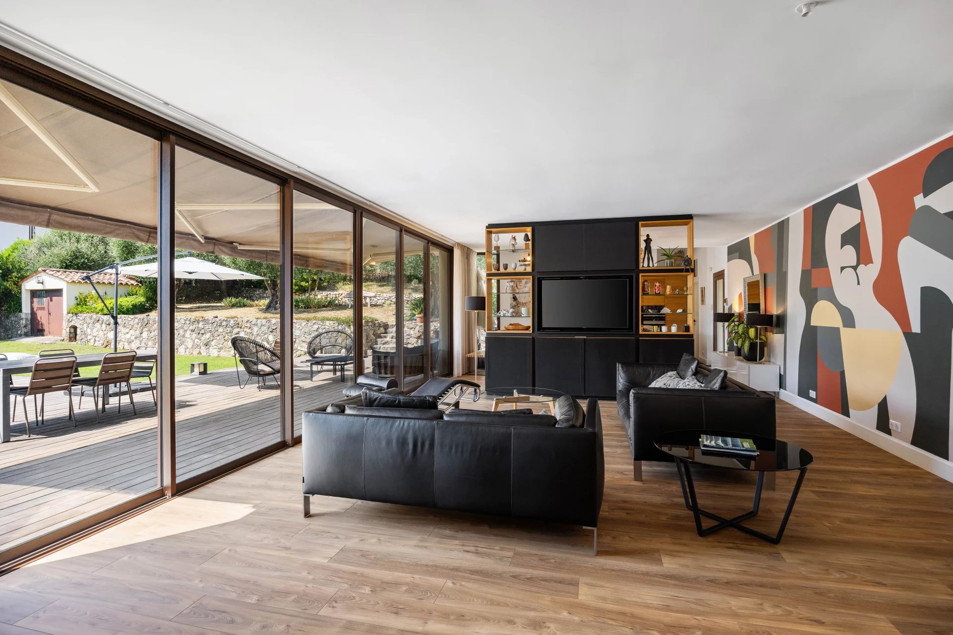 MOUGINS - Élegante bastide renovée de 1887  – Quartier résidentiel au calme à proximité des commerces