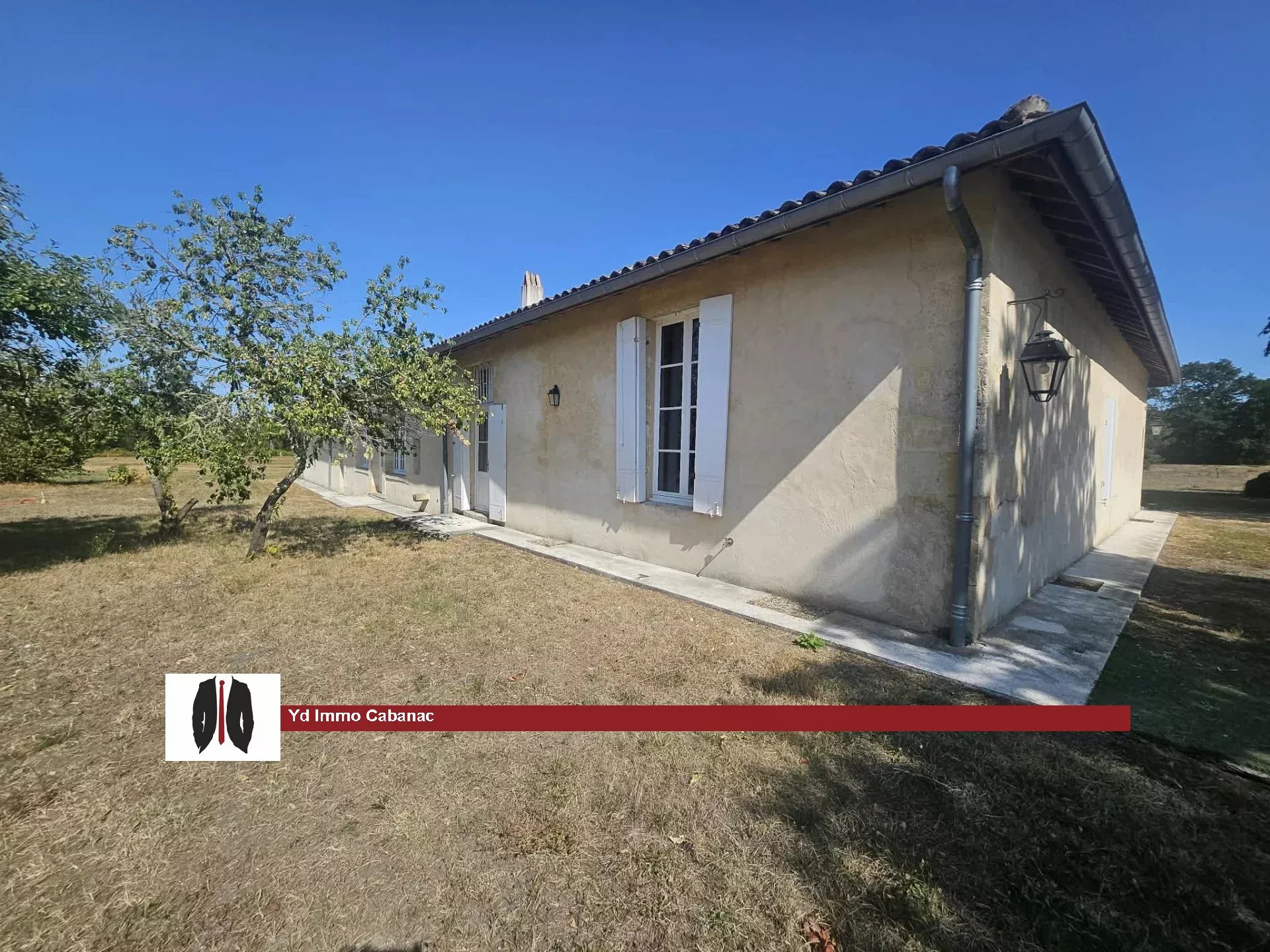 À LOUER – Propriété de caractère en pierre avec maison principale, maison de gardien et vaste terrain