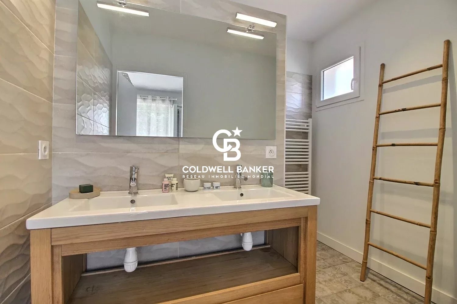 Contemporary villa – pool & spa – no overlooking