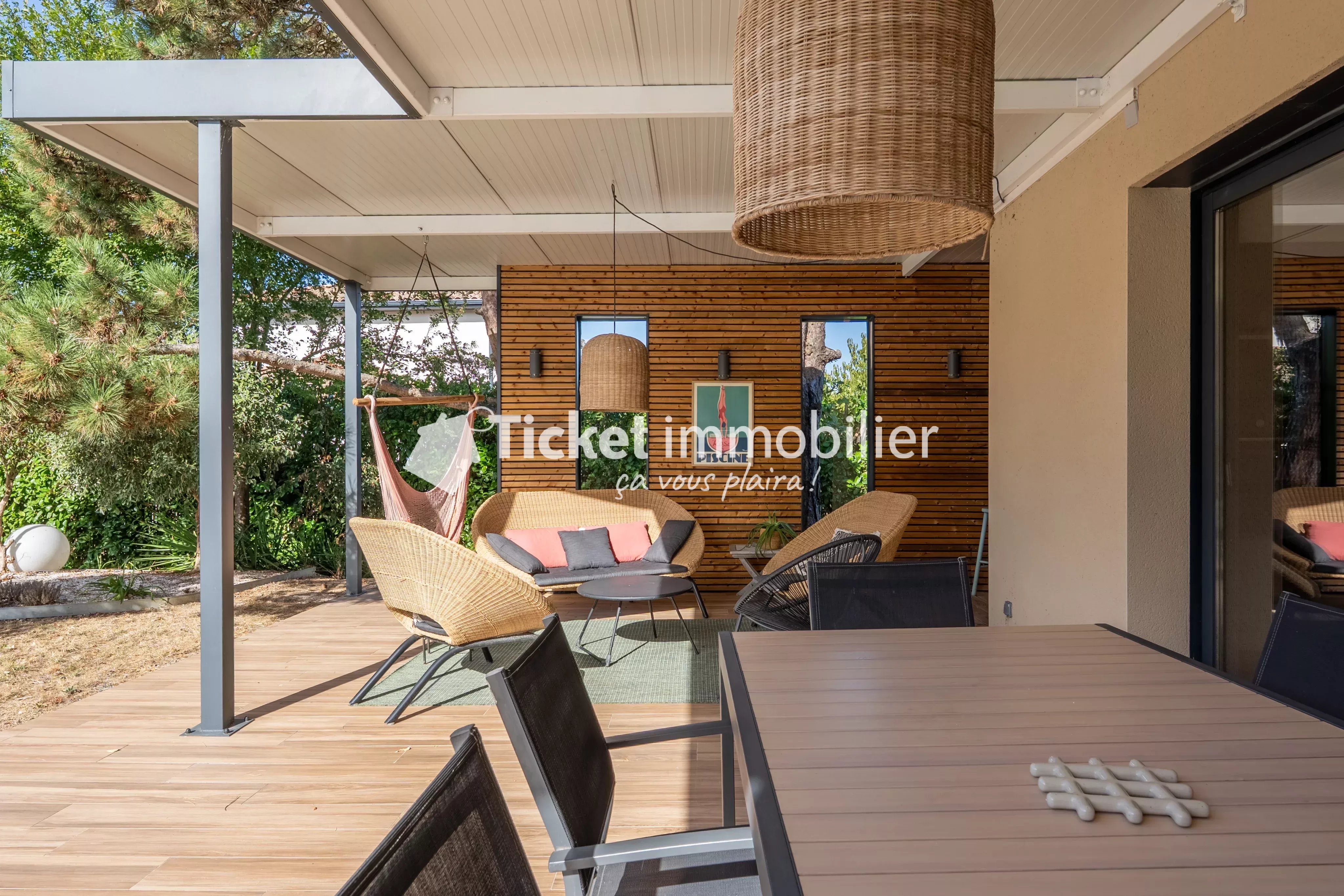 Villa 7 pièces de 304,16m2 avec piscine, carport hors couloir aérien