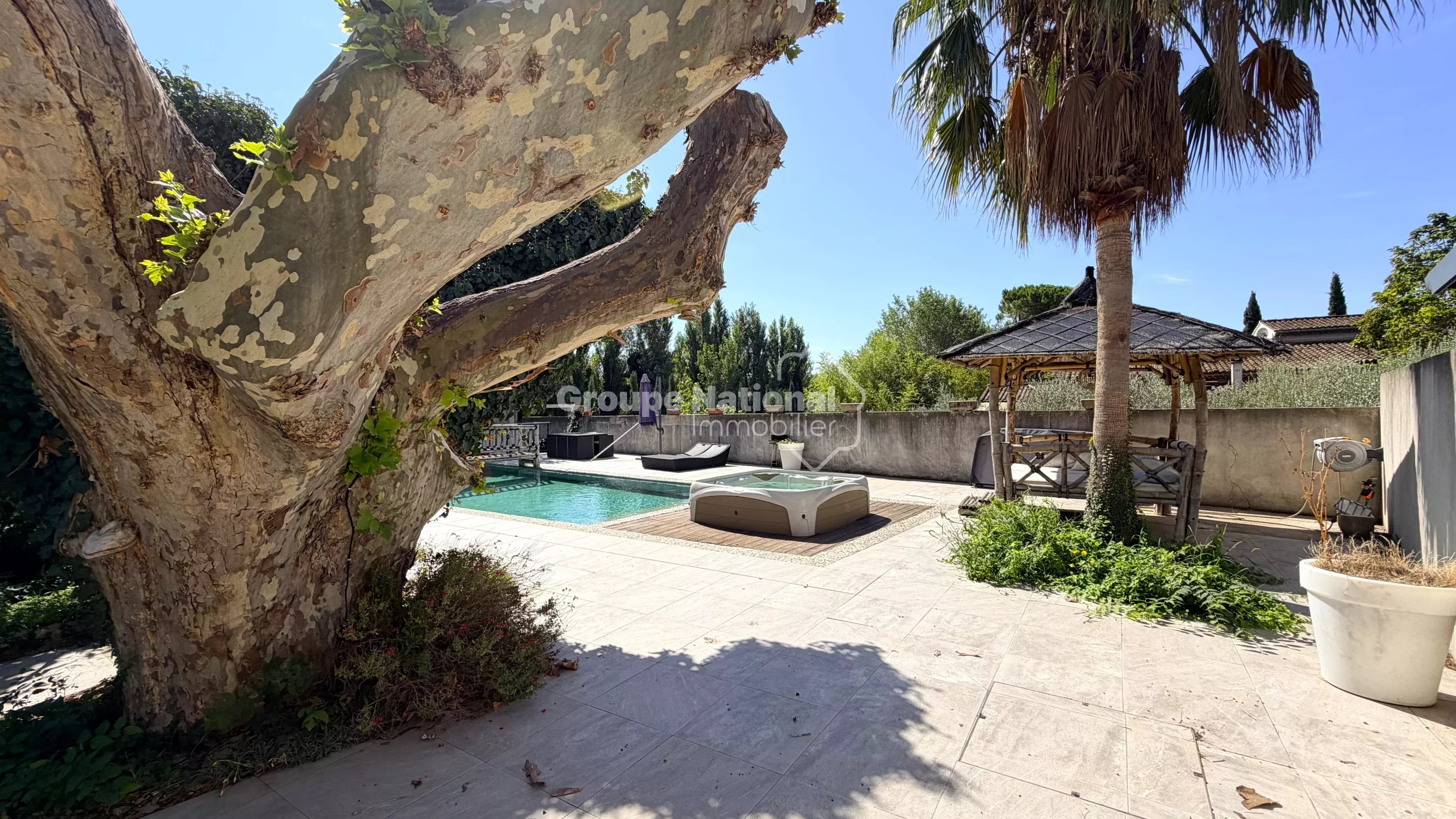 BEDARRIDES - MAS RENOVE EN 2016 DANS UN MAGNIFIQUE PARC ARBORE DE 5 810 M² AVEC PISCINE, 4 GARAGES
