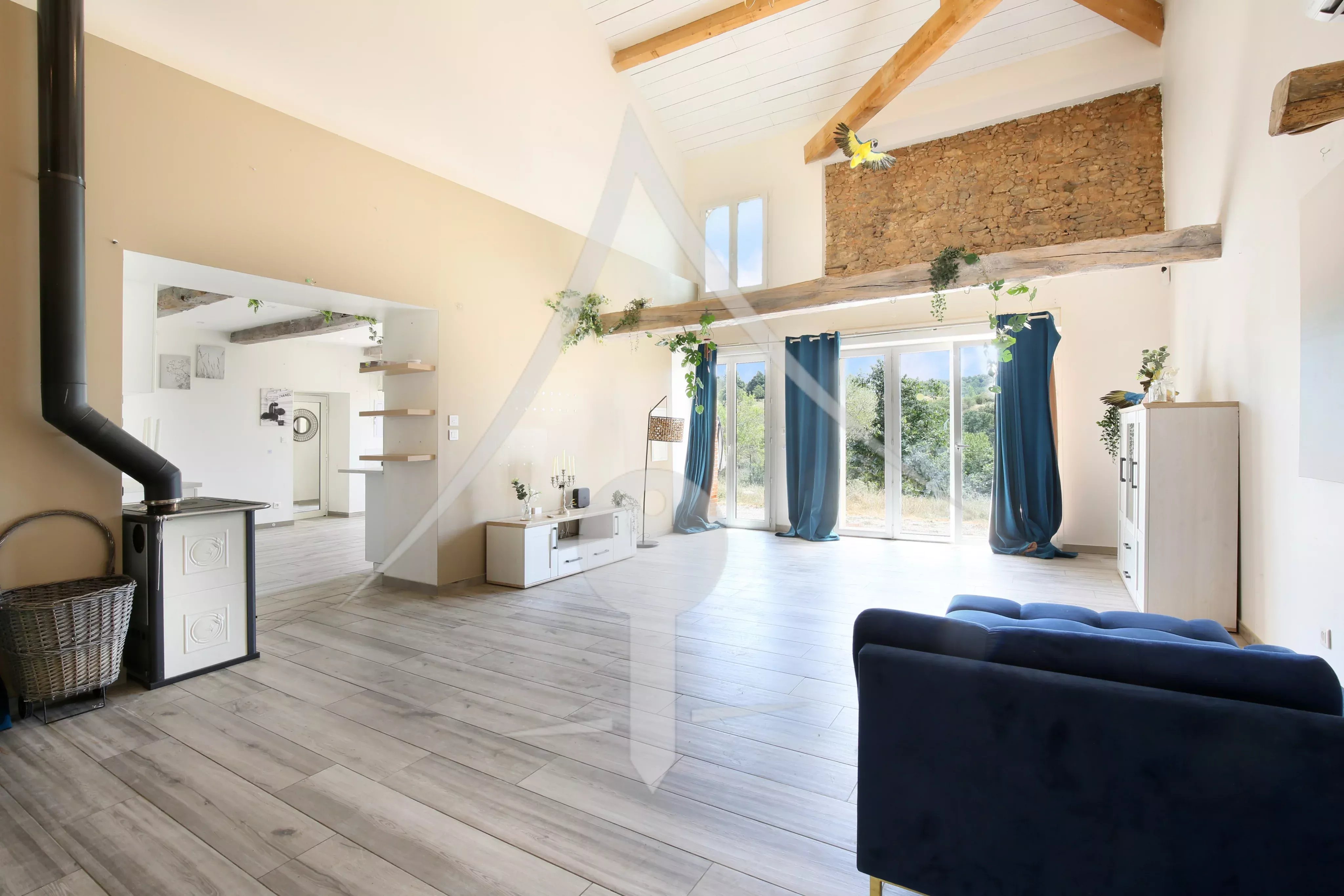 SUPERBE DOMAINE AVEC DÉPENDANCES ET PISCINE