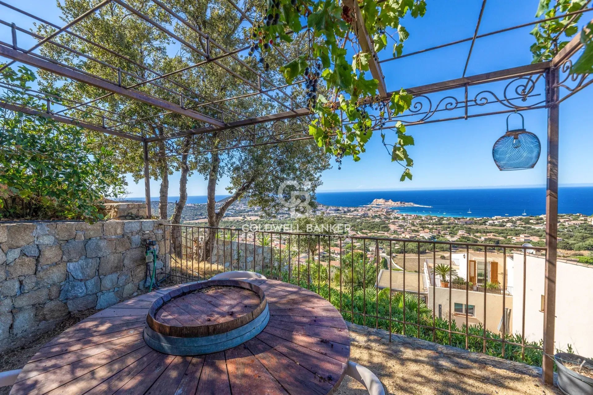 L'Île-Rousse – Exceptional villa facing the Pietra islands