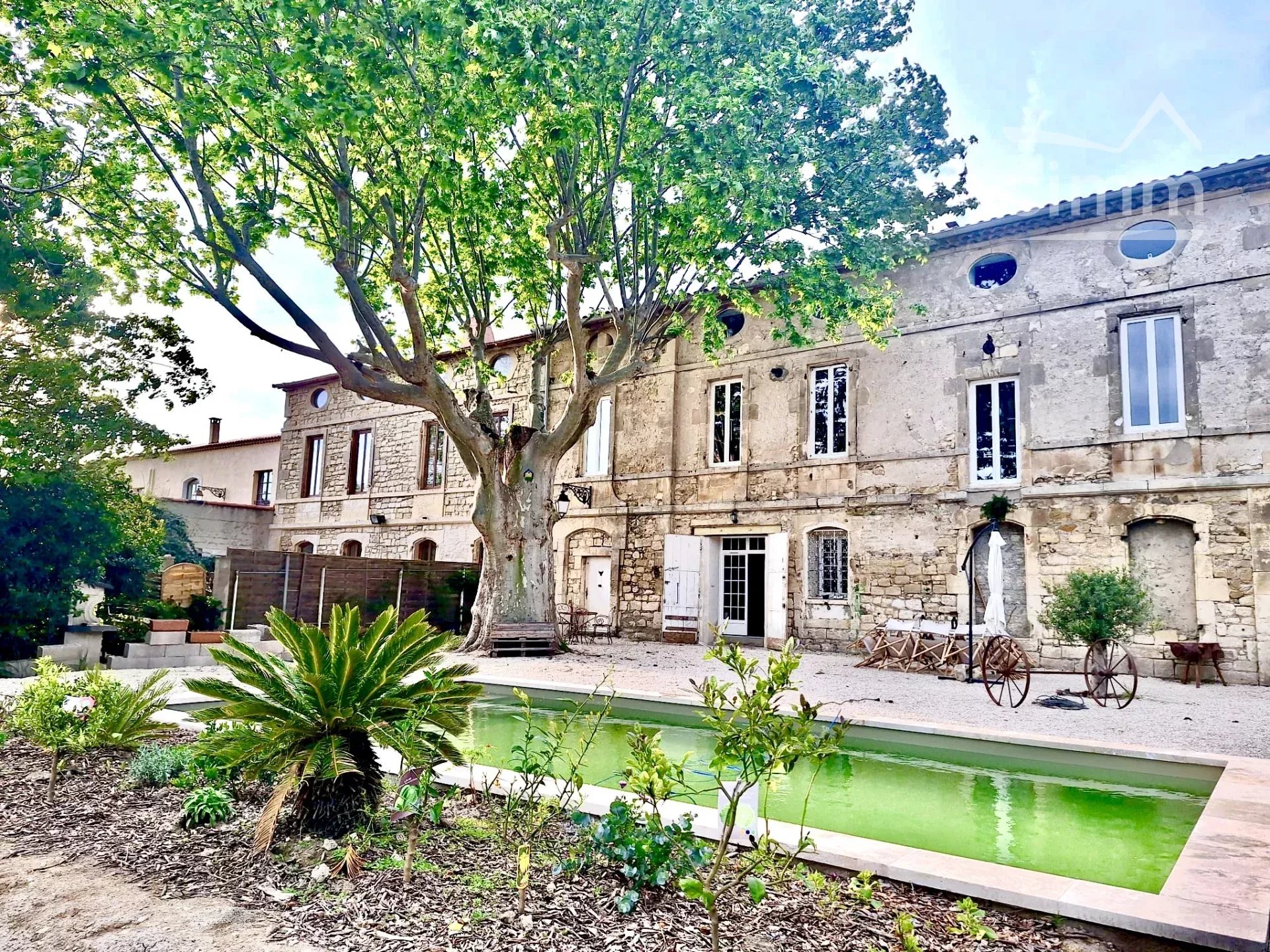 Ancien couvent du XVIIe siècle à Arles — 485 m² sur 5060 m² de terrain