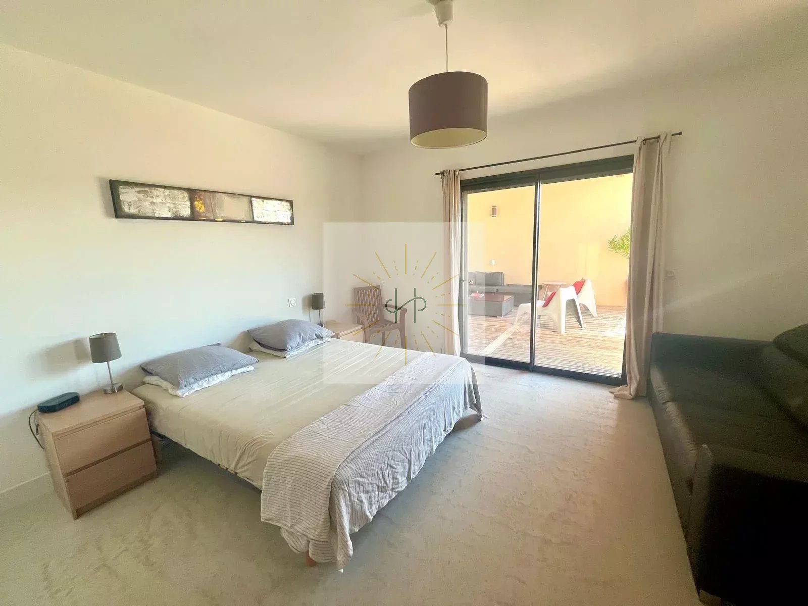 Villa contemporaine de plain-pied avec vue dégagée et piscine