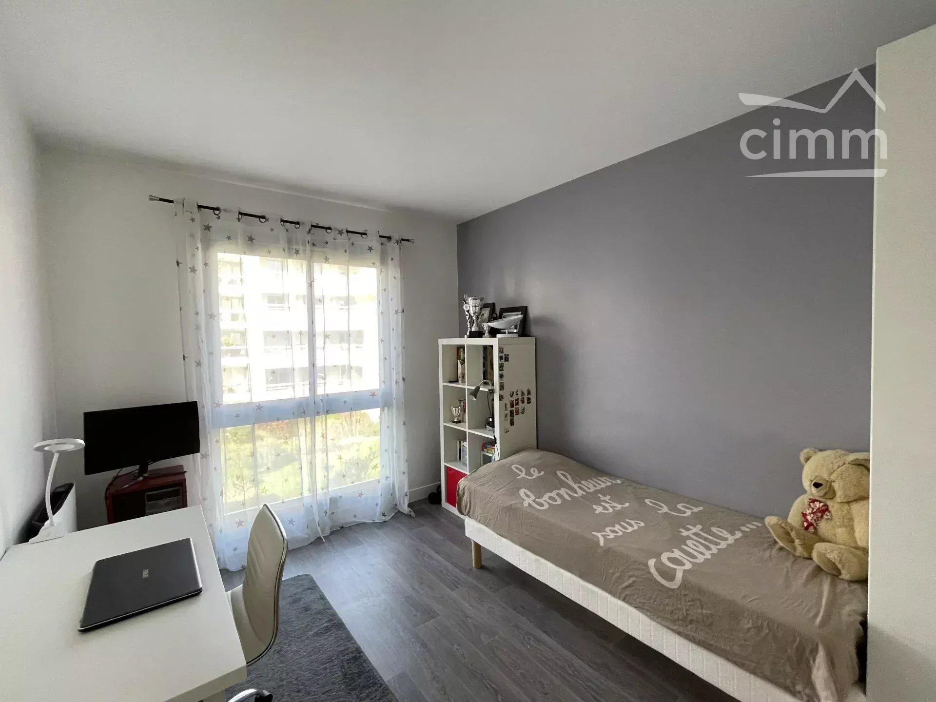 Verdure et beaux volumes pour ce T4 avec loggia, caves et parkings
