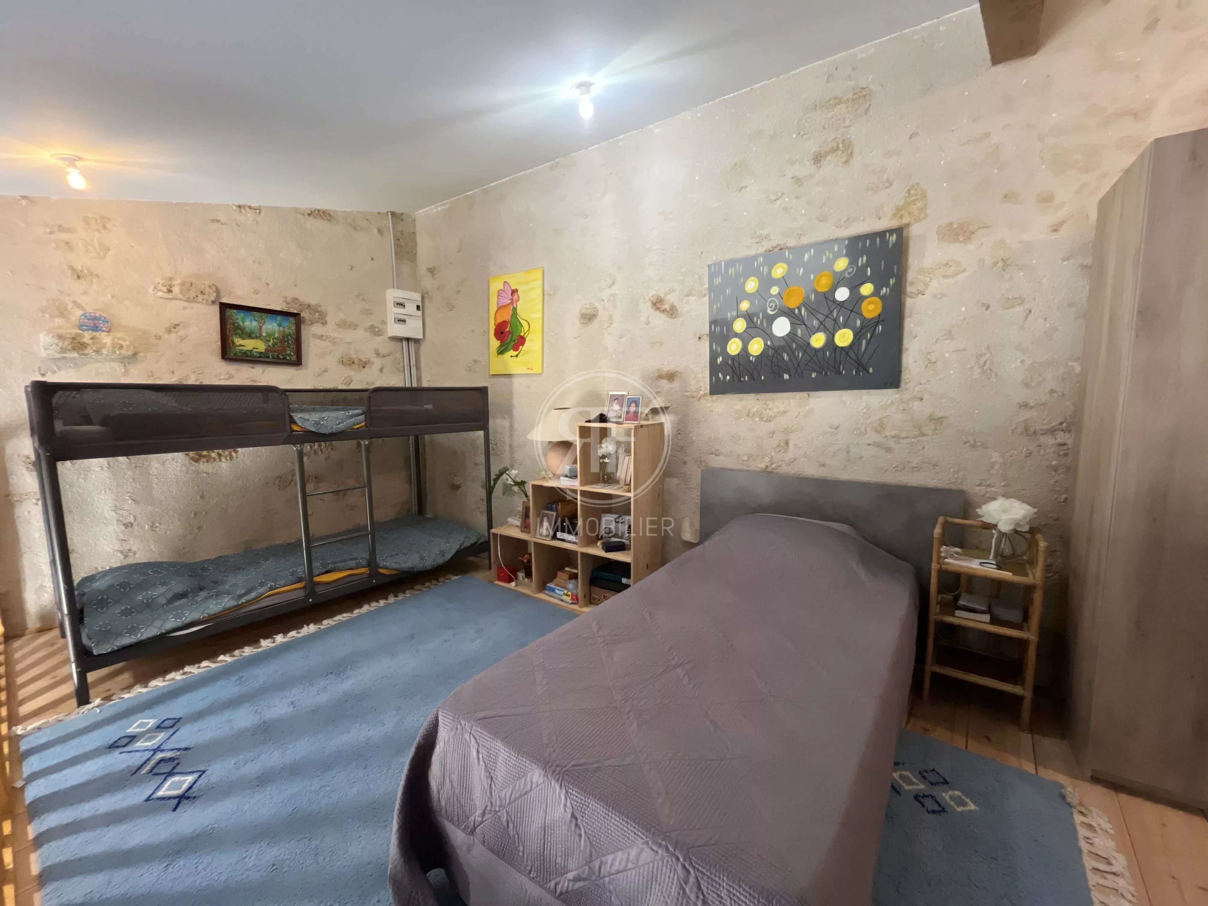 Maison familiale + dépendances avec jardin et piscine