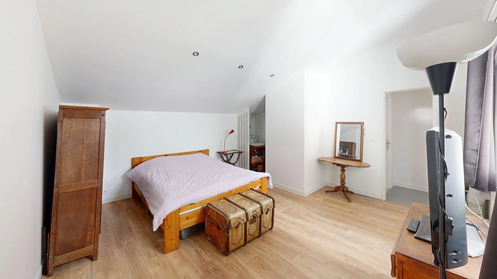 EXCEPTIONAL IN ST MAUR! 369 SQM LOFT