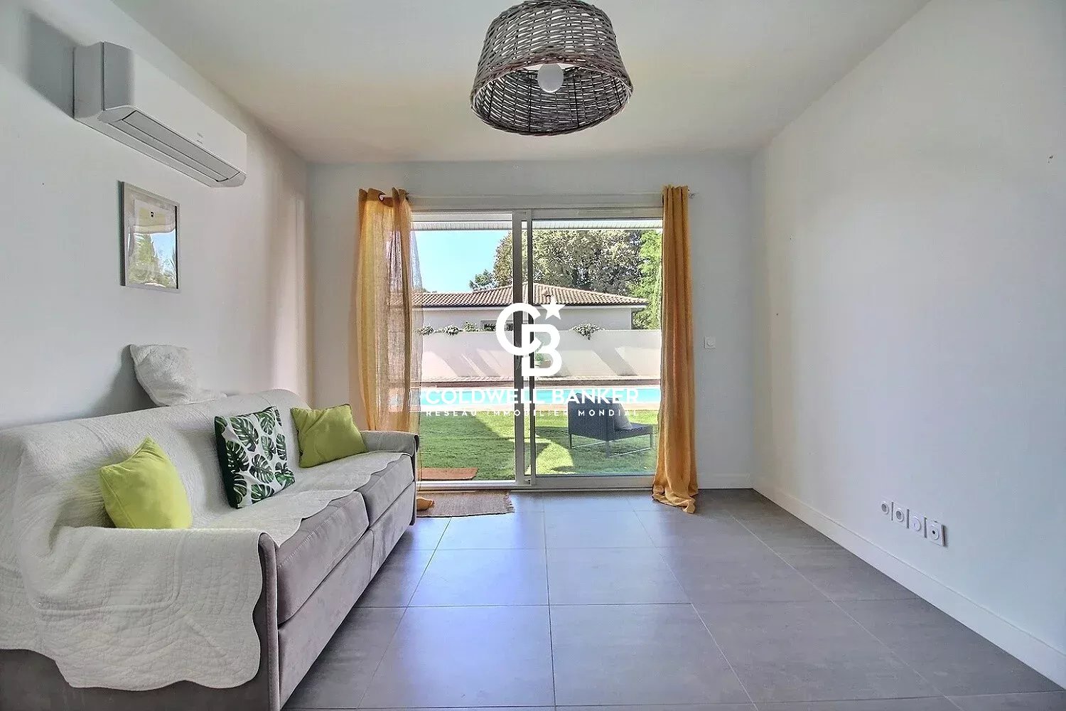 Contemporary villa – pool & spa – no overlooking