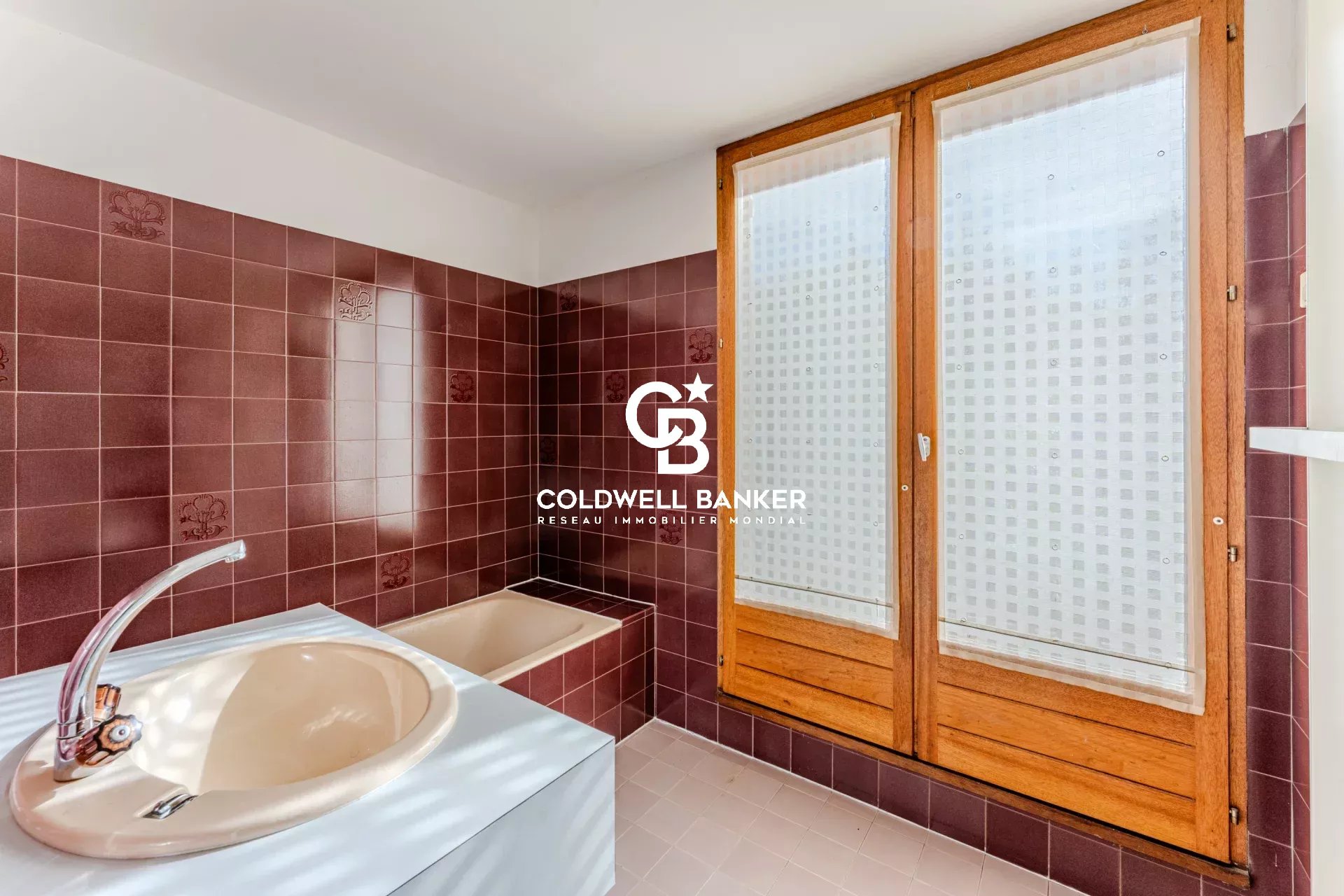 Guesthouse Opportunity – Triplex with 6 Suites – Near Pereire