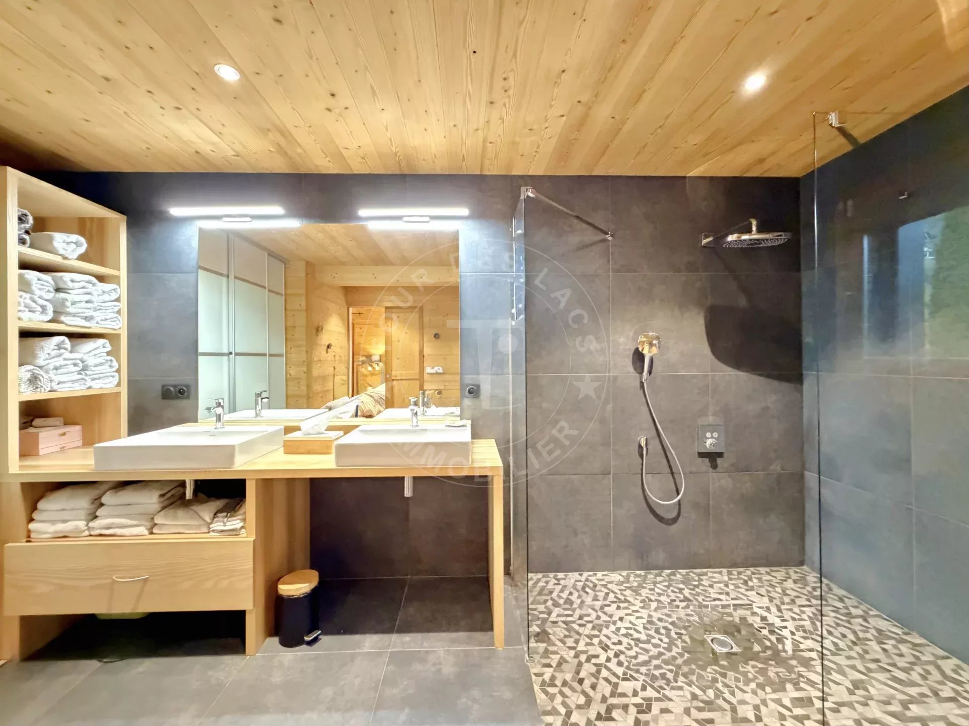 Chalet de 195 m2 habitables au calme, premières hauteurs de Thônes