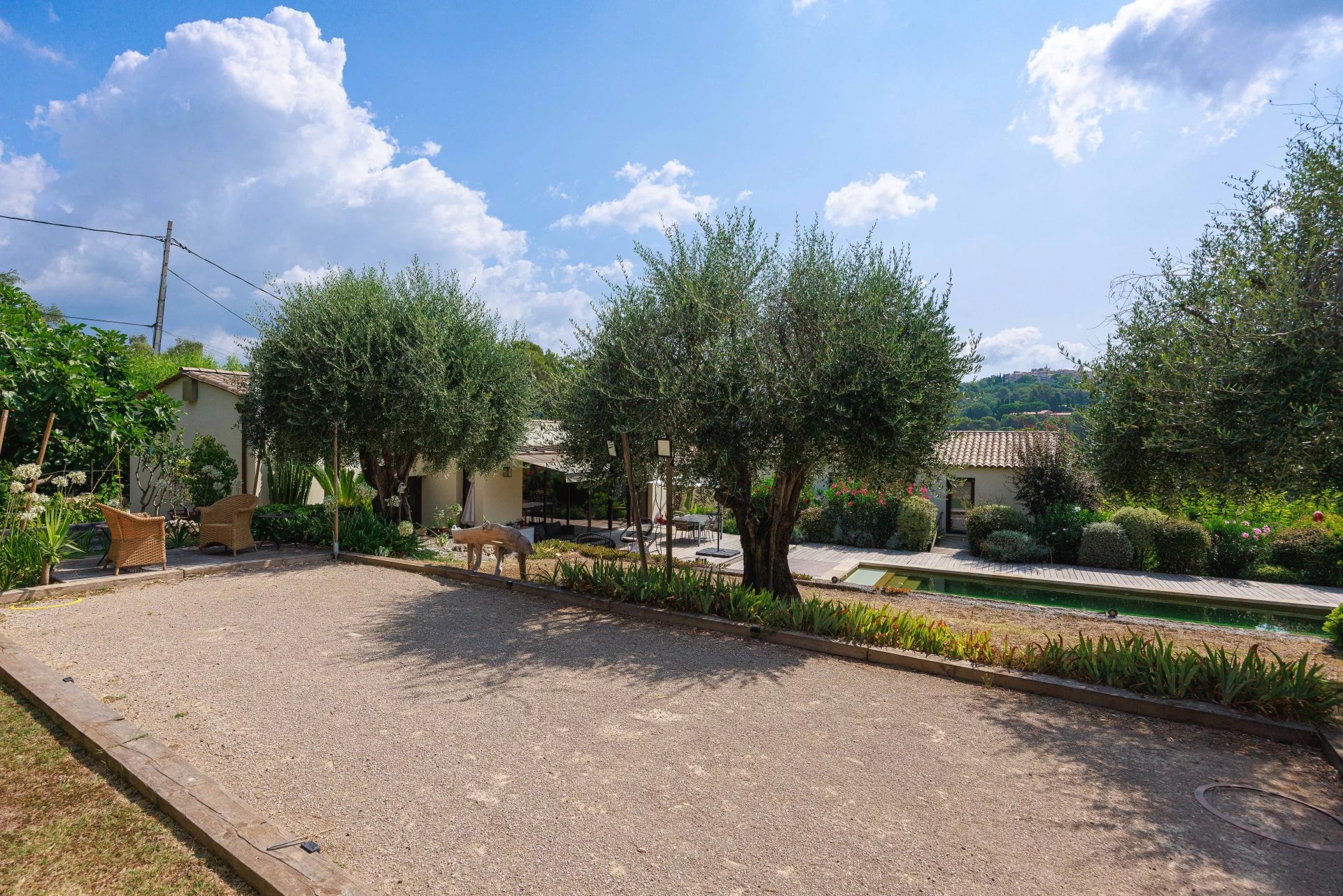 MOUGINS - Élegante bastide renovée de 1887  – Quartier résidentiel au calme à proximité des commerces