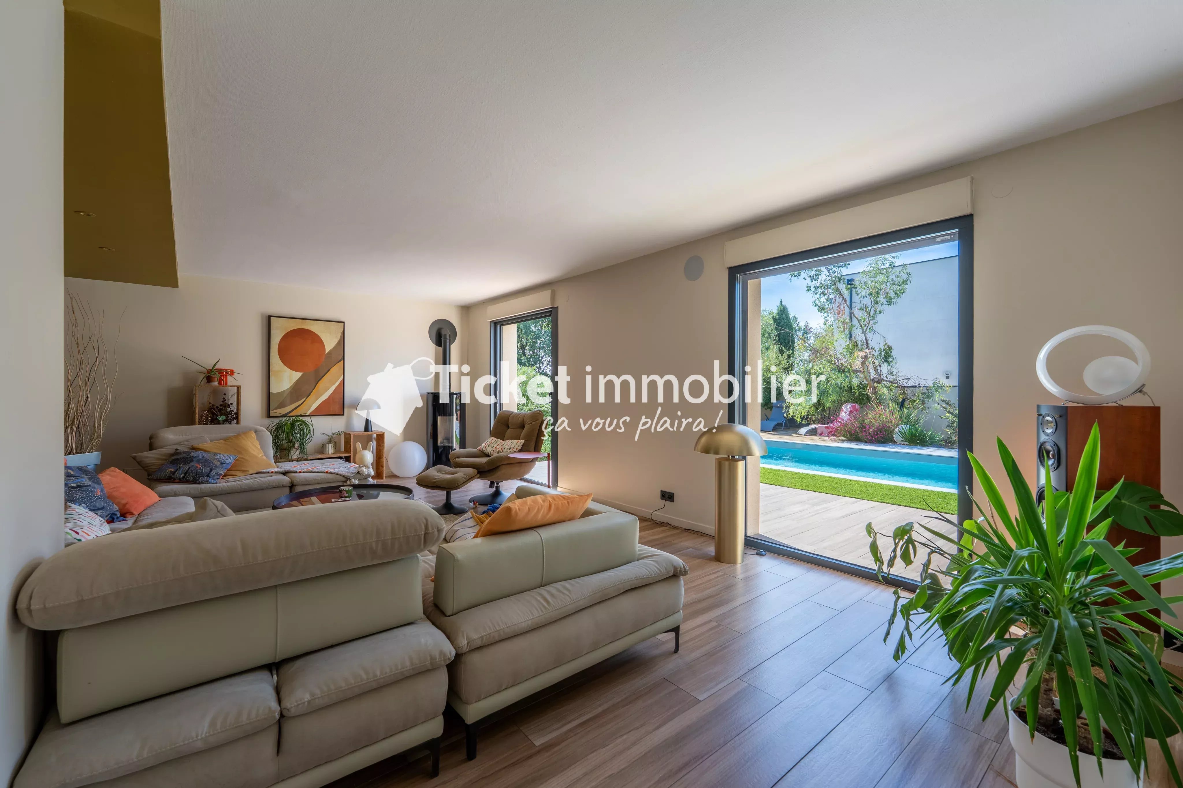 Villa 7 pièces de 304,16m2 avec piscine, carport hors couloir aérien