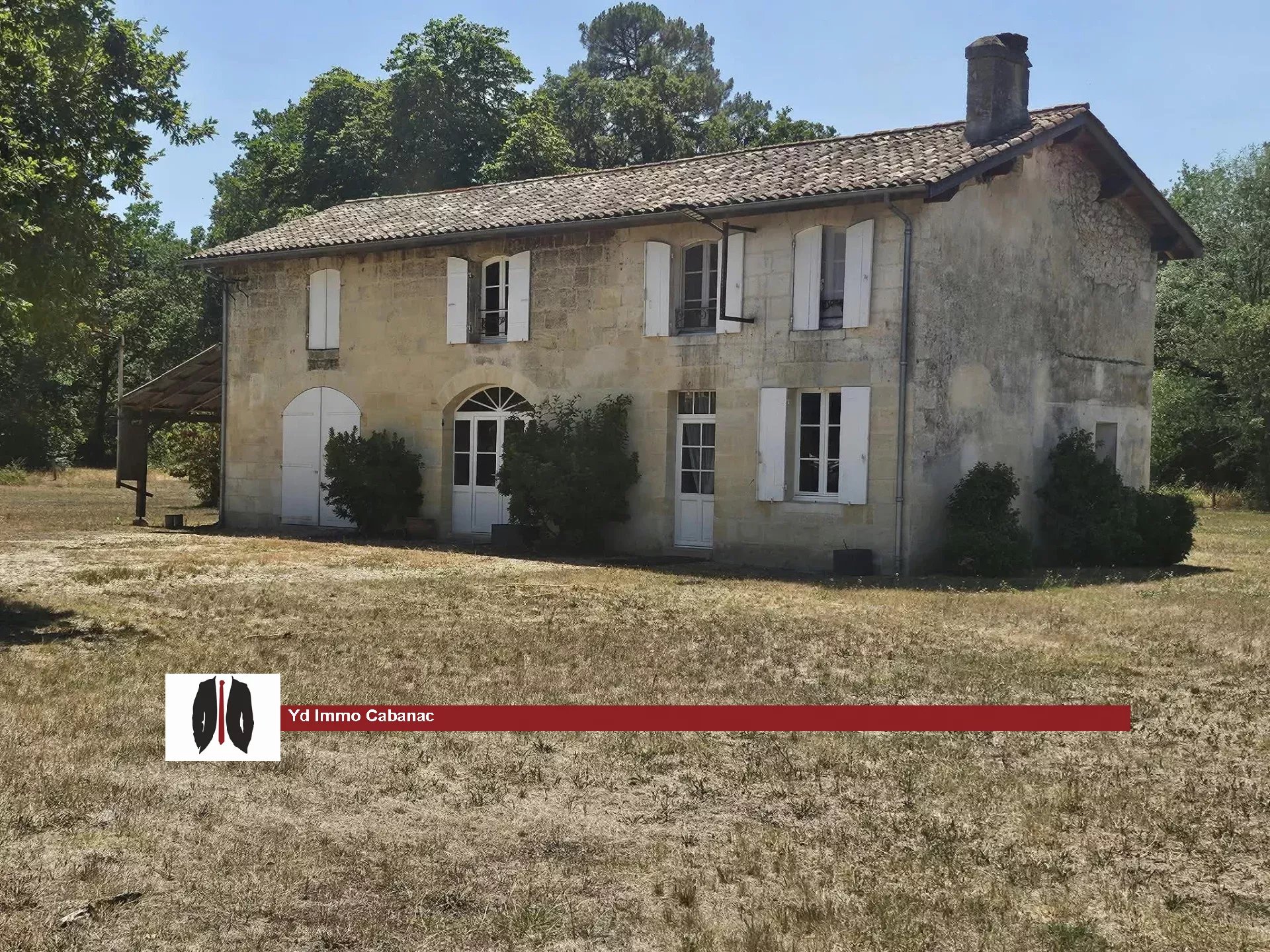 À LOUER – Propriété de caractère en pierre avec maison principale, maison de gardien et vaste terrain