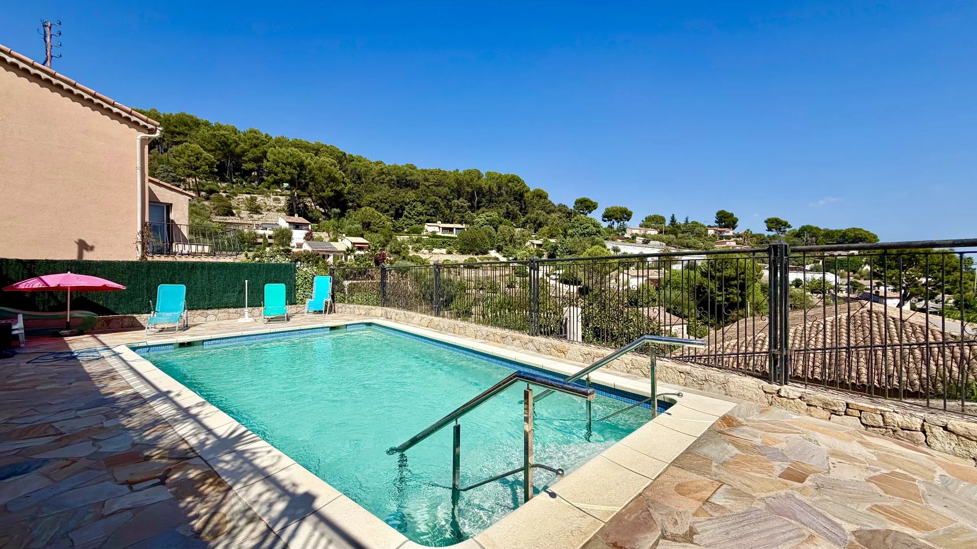 Maison d'exception vue mer de 250 m2 à Vallauris, sur terrain de 1500 m² avec possibilité d'extension