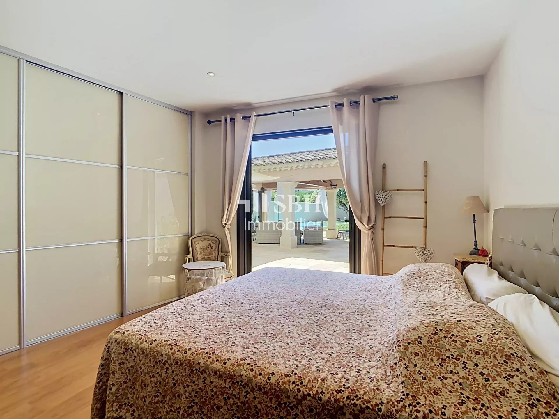 Élégante Propriété avec Piscine à Maubec - Vue Luberon