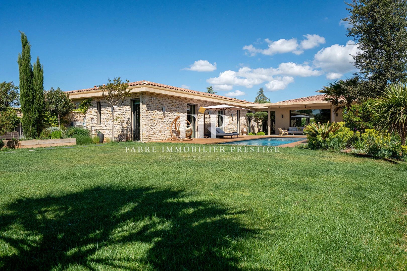 Maison contemporaine de 230m2 environ récente à 10min du centre d' Aix-en-Provence (sud/ouest)
