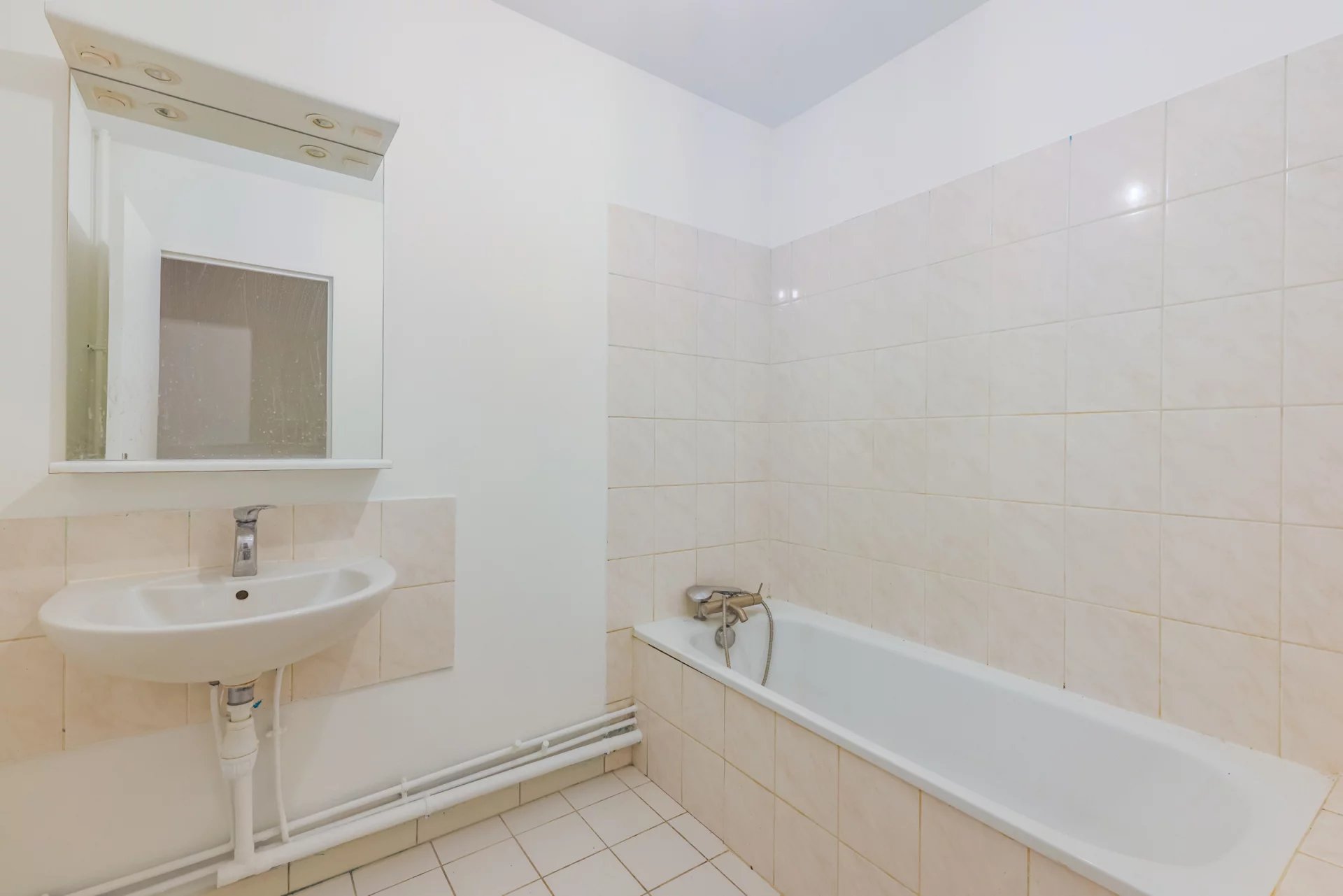 Paris 10e – Canal Saint-Martin / Quai de Jemmapes – 3 pièces de 73 m² avec balcon et parking