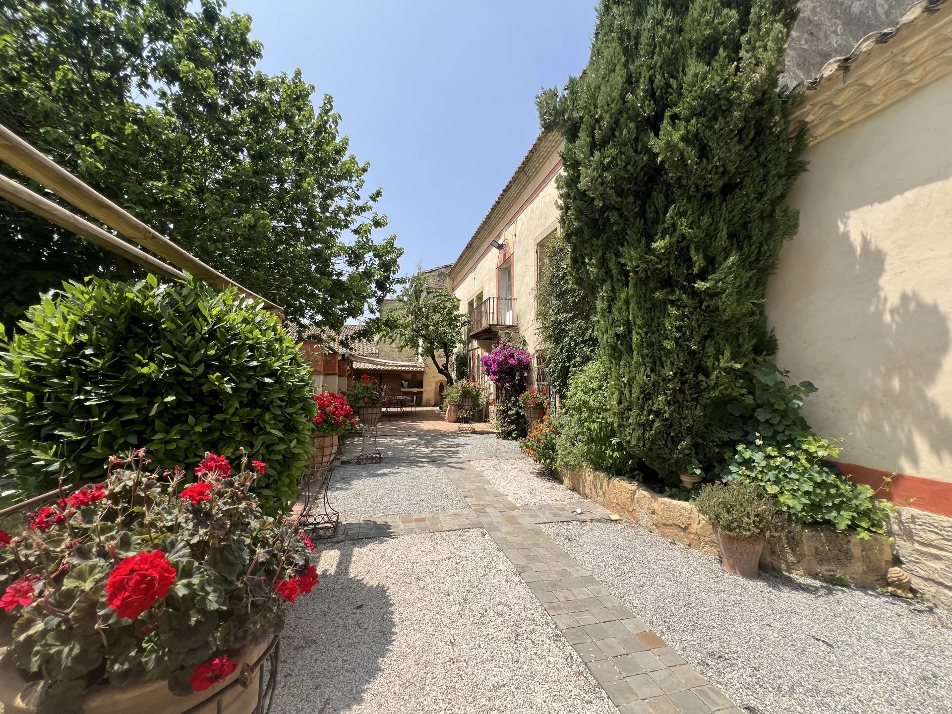 Cailar, Mas 380m² plus 120m² de combles à aménager, 6chs sur parcelle 8000m² avec piscine