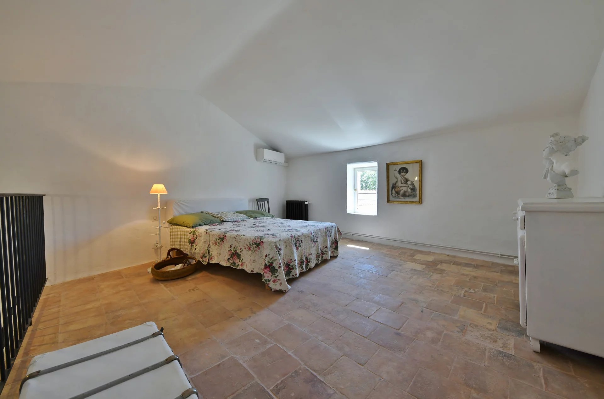 Maison de village avec jardin, bassin de nage et dépendance...
