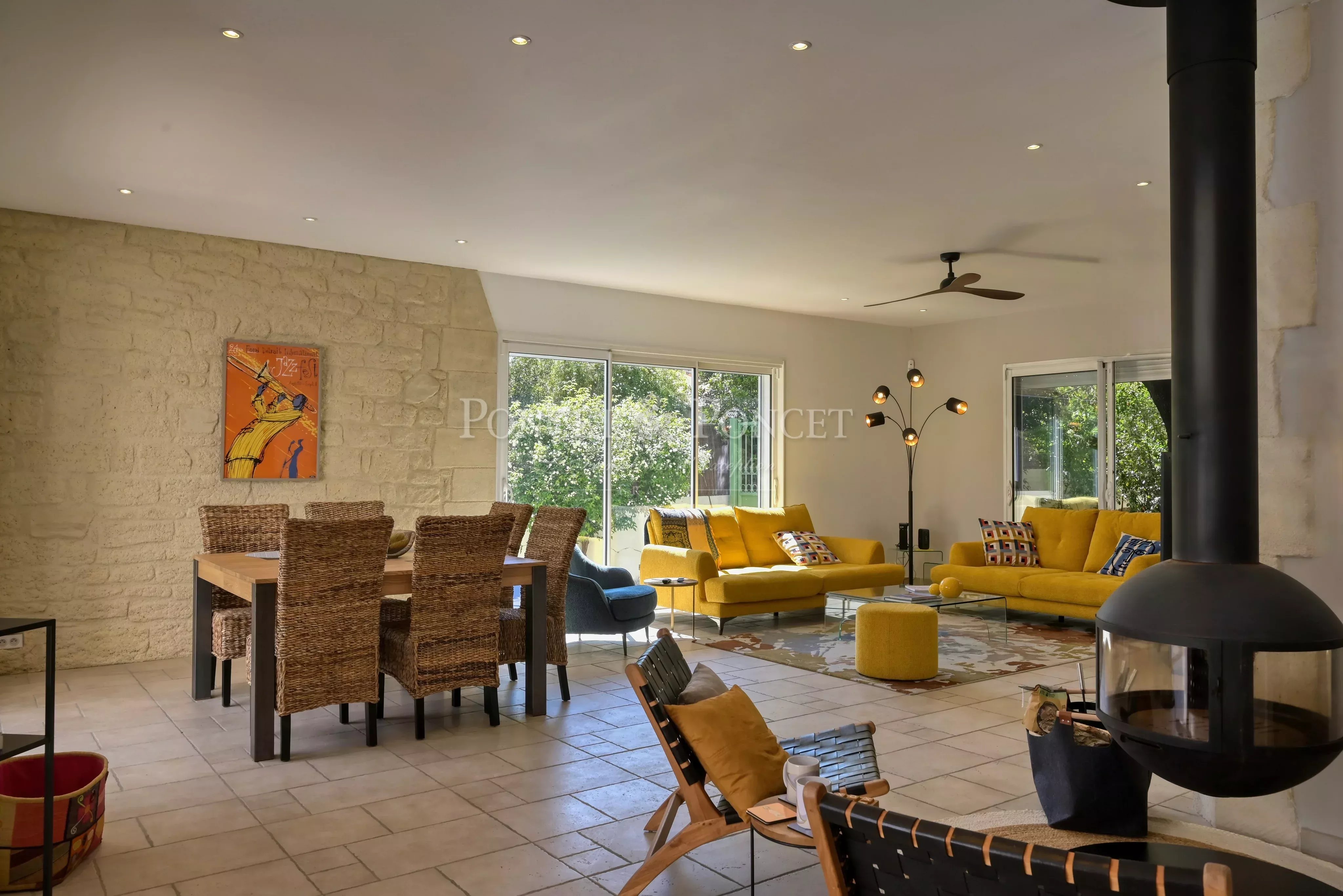 Villa récente rénovée avec élégance.