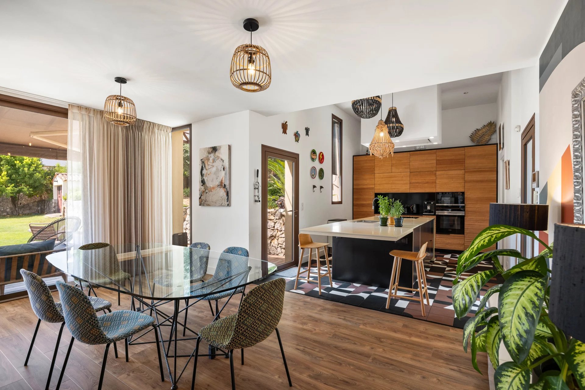 MOUGINS - Élegante bastide renovée de 1887  – Quartier résidentiel au calme à proximité des commerces