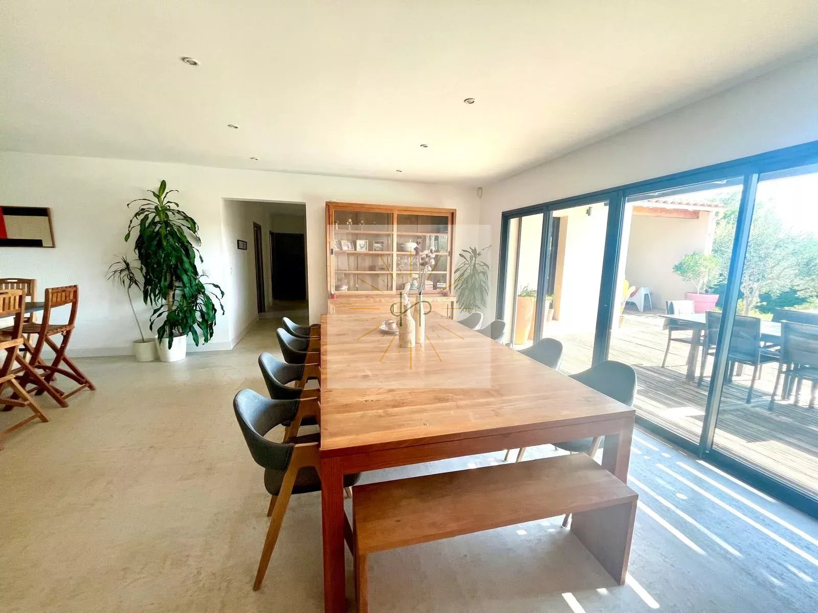 Villa contemporaine de plain-pied avec vue dégagée et piscine
