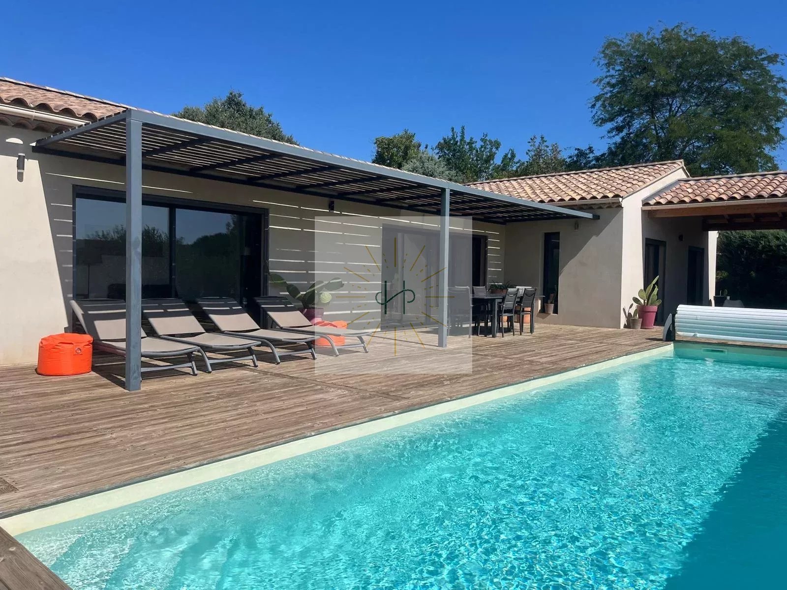 Villa contemporaine de plain-pied avec vue dégagée et piscine